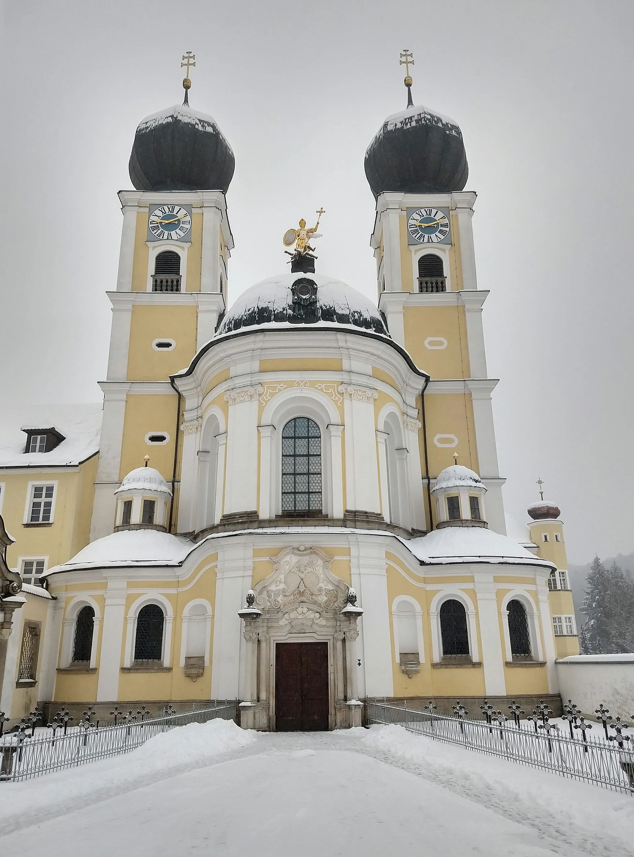 Photo showing: Man sieht die Mettner Klosterkirche von vorne. Sowohl der Weg zur Kirche als auch die Dächer sind von Schnee bedeckt.
