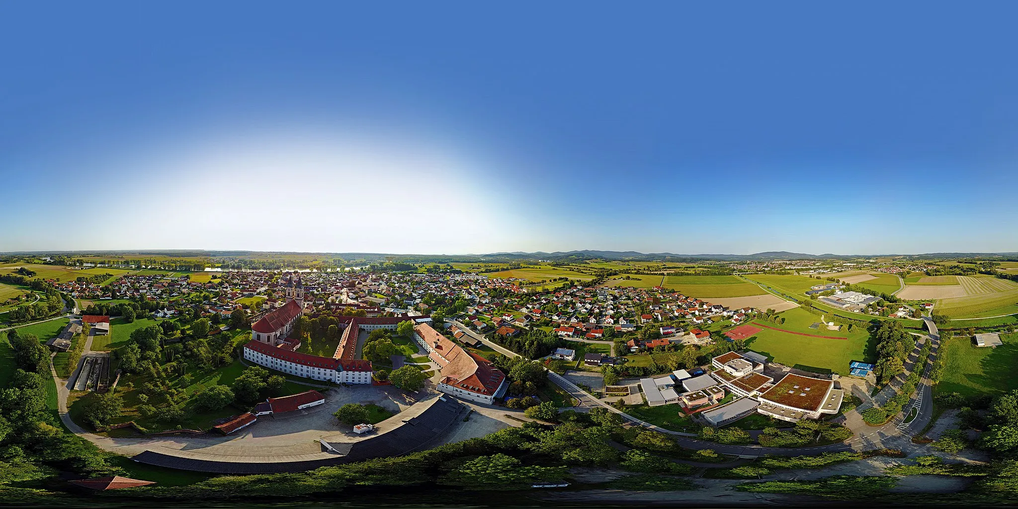 Photo showing: a 360° Panorama of Niederalteich (Bavaria) and especially the Benedictine Abbey Niederaltaich