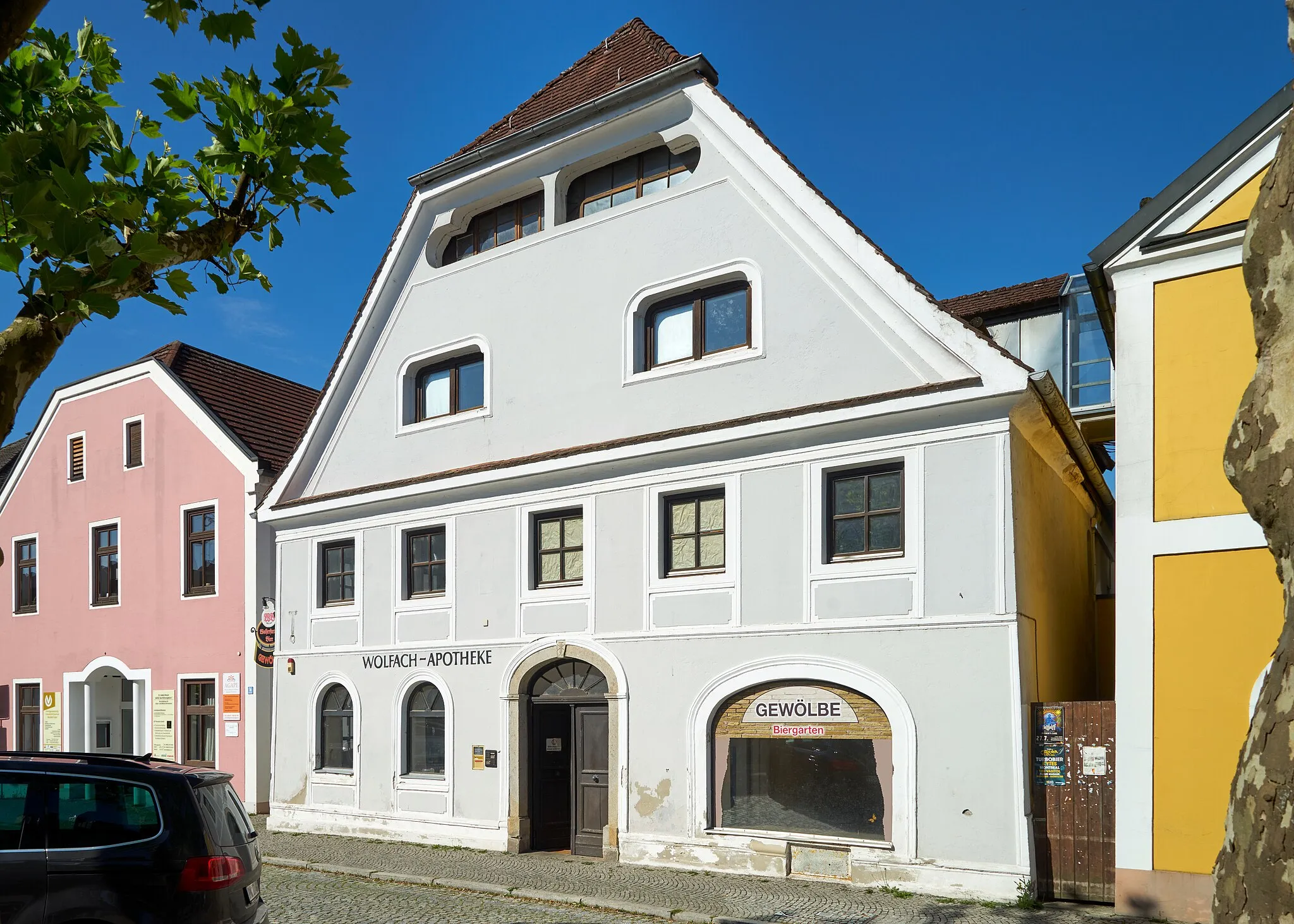 Photo showing: Ehemalige Gerberei, Marktplatz 14, zweigeschossiger und giebelständiger Schopfwalmbau mit Gerberlaube und Putzgliederungen, bezeichnet 1849