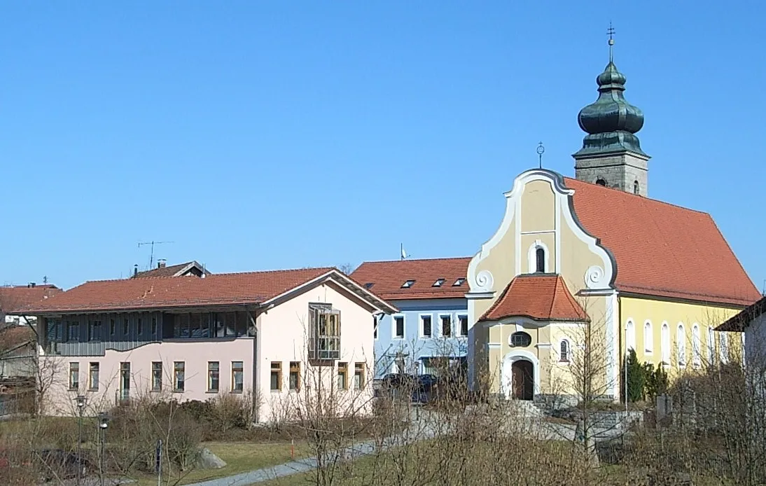 Photo showing: Patersdorf, town hall and St Martin Parish Church from south-west (from left to right).