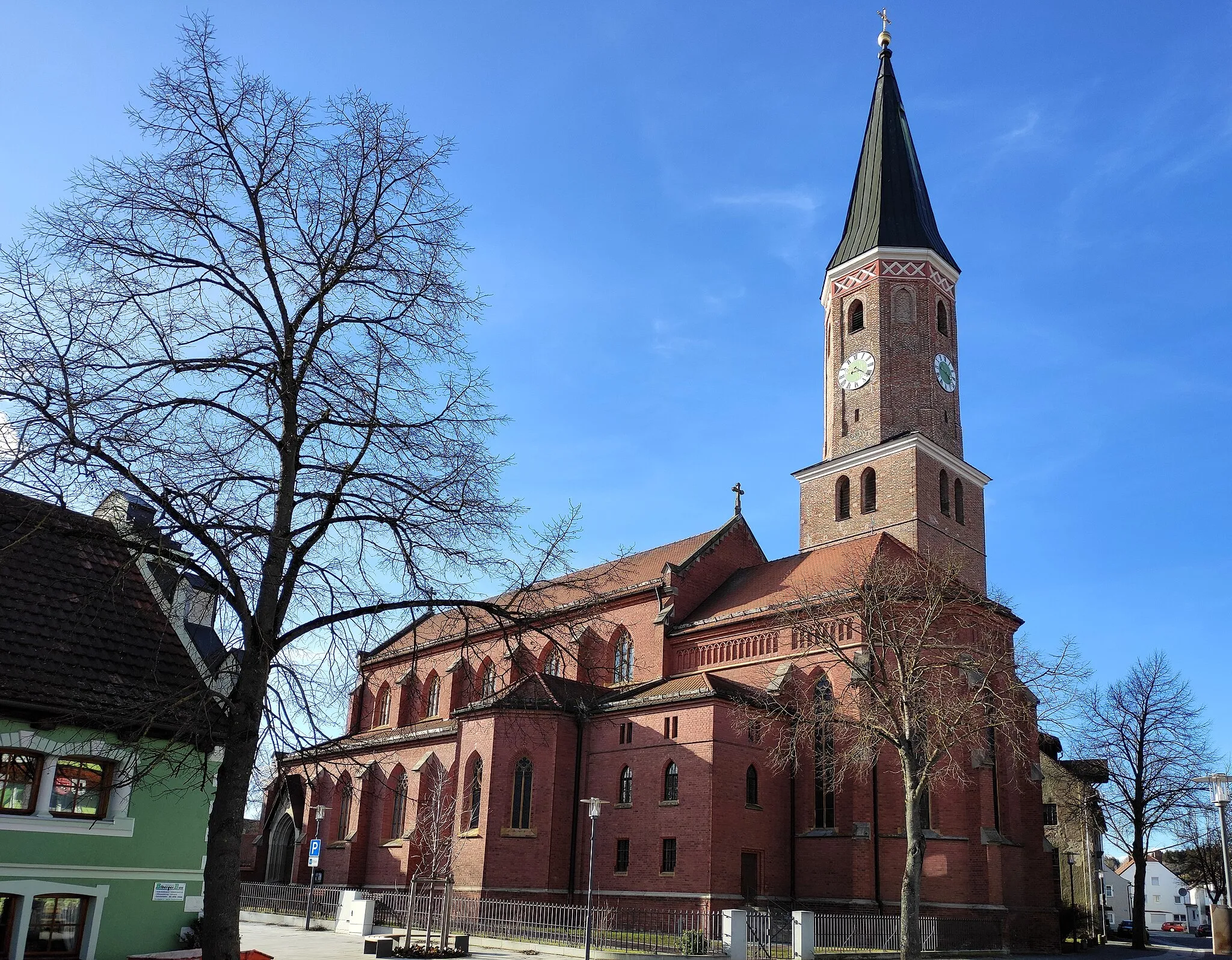 Photo showing: Dreischiffige Hallenkirche im neugotischen Stil, erbaut 1888. Turmunterbau aus dem 14. oder 15. Jahrhundert. Die Kirche wird wegen ihrer Größe auch als „Dom der Hallertau“ bezeichnet.