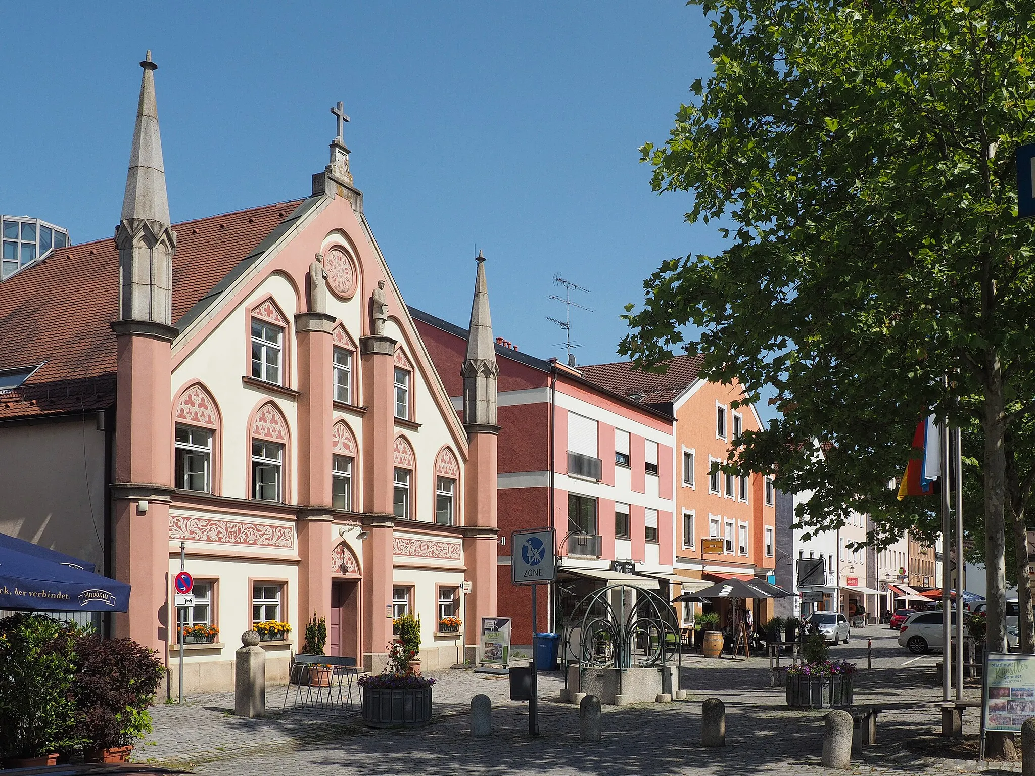 Photo showing: Stadtplatz in Plattling mit dem ehemaligen Bürgerspital (heute Fremdenverkehrsamt).