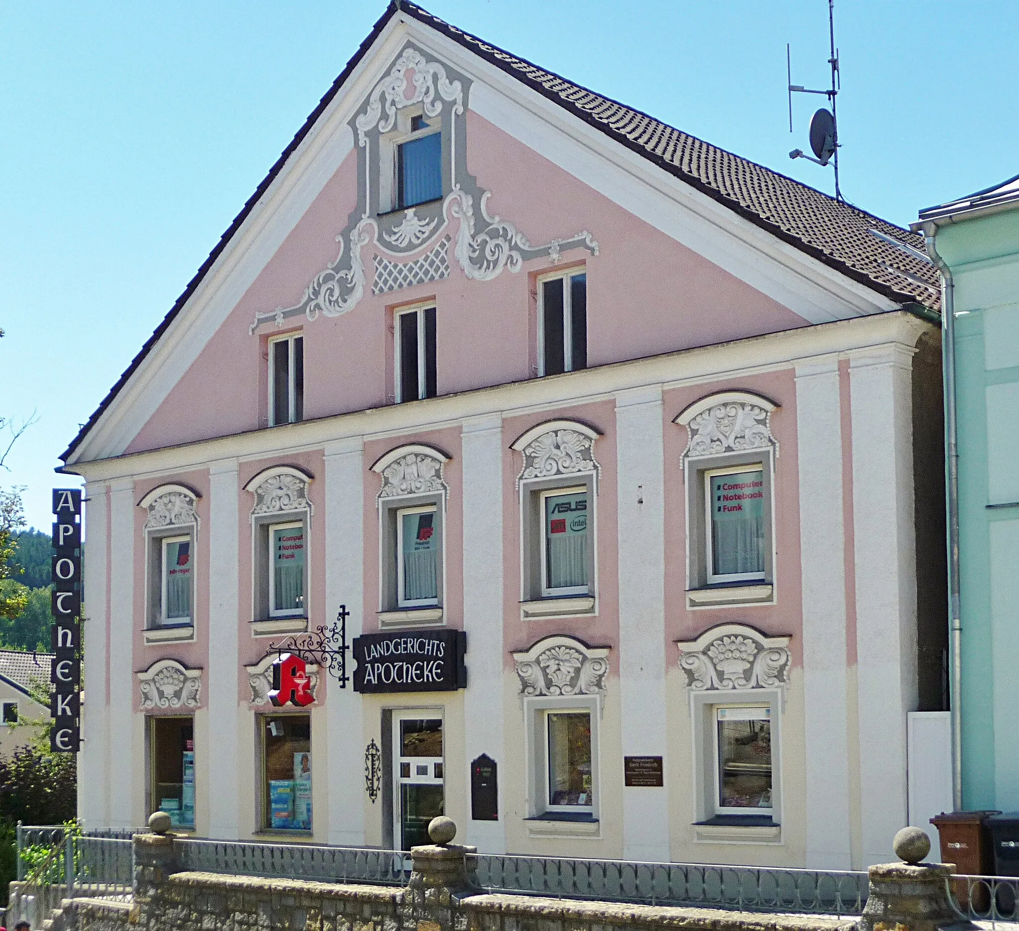 Photo showing: Das denkmalgeschützte Gebäude Kirchplatz 5 in Regen