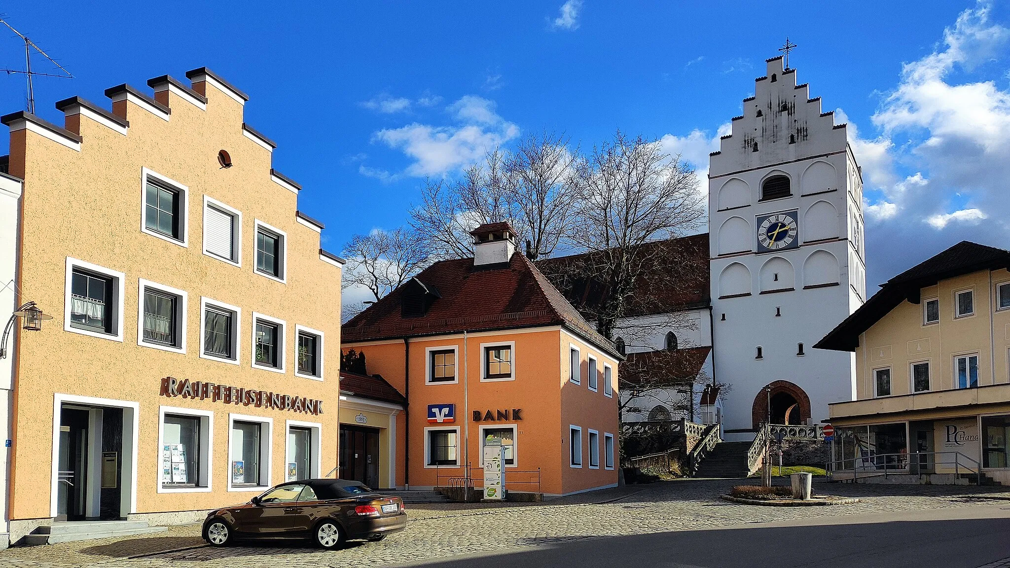 Photo showing: Die römisch-katholische Pfarrkirche St. Michael ist eine gotische Basilika in Reisbach im niederbayerischen Landkreis Dingolfing-Landau.