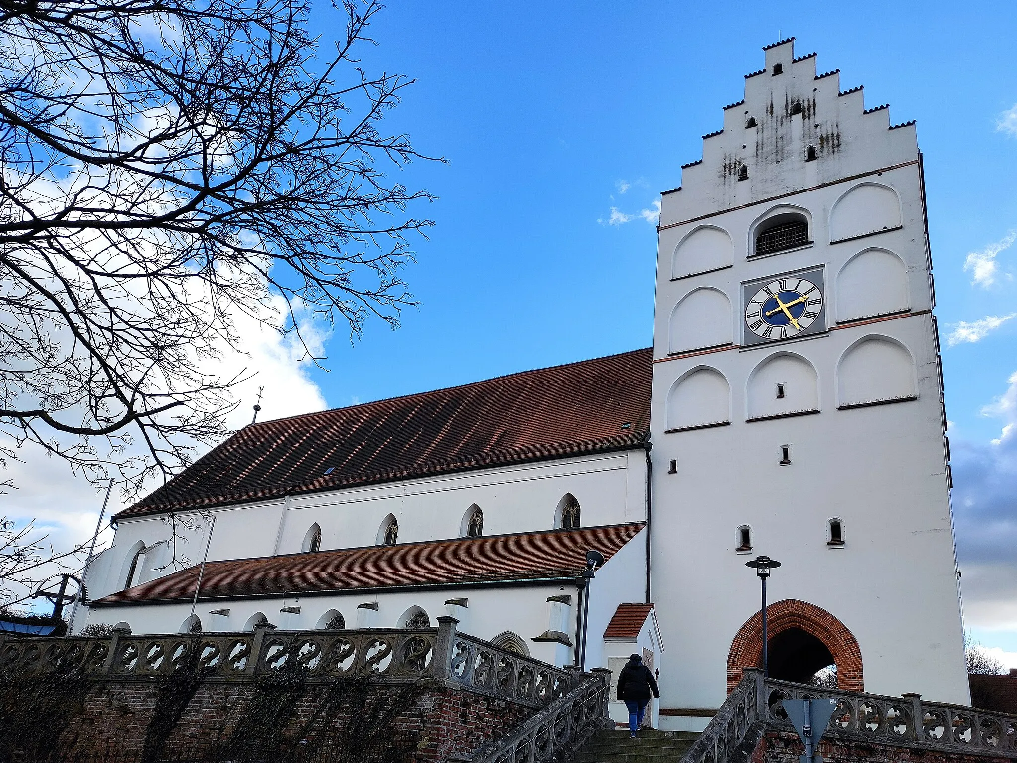 Photo showing: Die römisch-katholische Pfarrkirche St. Michael ist eine gotische Basilika in Reisbach im niederbayerischen Landkreis Dingolfing-Landau.