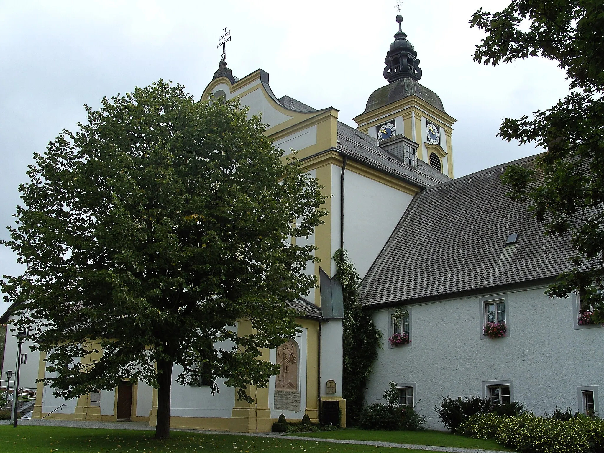 Photo showing: Rinchnach, St John the Baptist Parish Church (church of the former Benedictine provosty) from west.