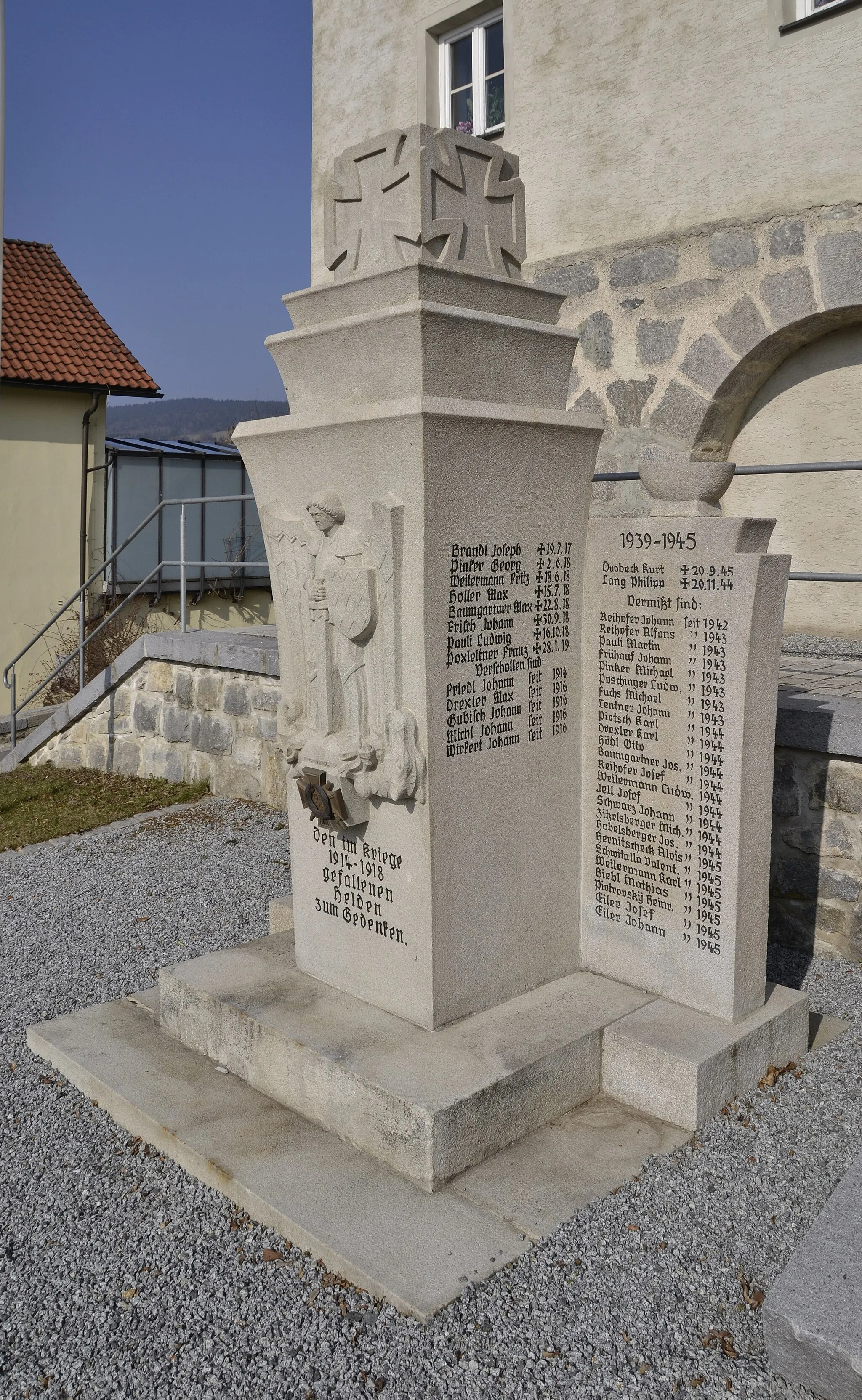 Photo showing: The war memorial in Ringelai, Germany.