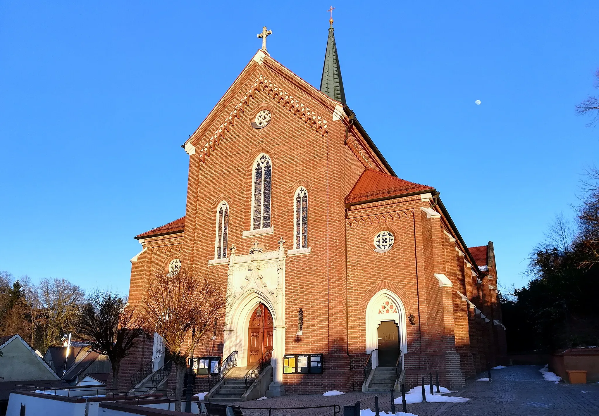 Photo showing: Die römisch-katholische Pfarrkirche St. Georg ist eine dreischiffige Pseudobasilika, die in den Jahren 1868 und 1869 im neugotischen Stil erbaut wurde.
