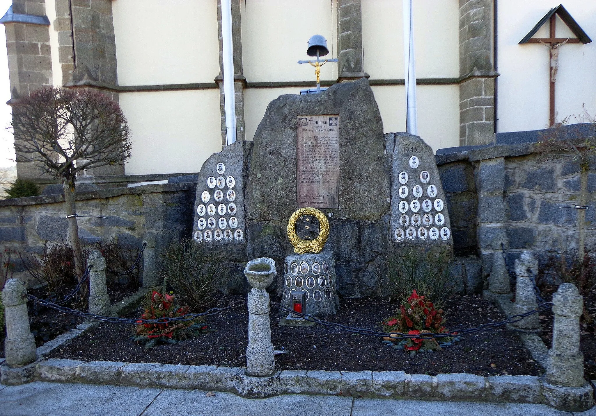 Photo showing: War memorial in Preying (municipality of Saldenburg, district of Freyung-Grafenau in Bavaria, Germany), commemorating the dead of World War I and World War II from the village