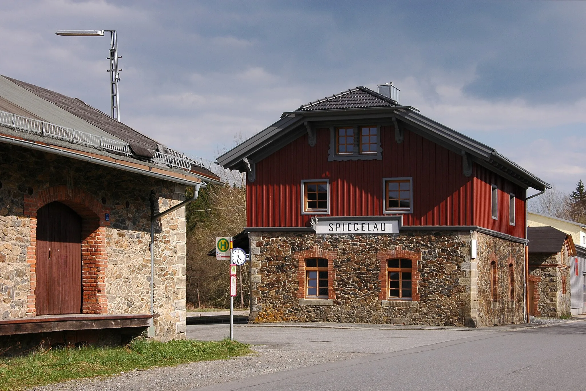 Photo showing: Station warehouse, main buildig and adjoining buildig of Spiegelau station
