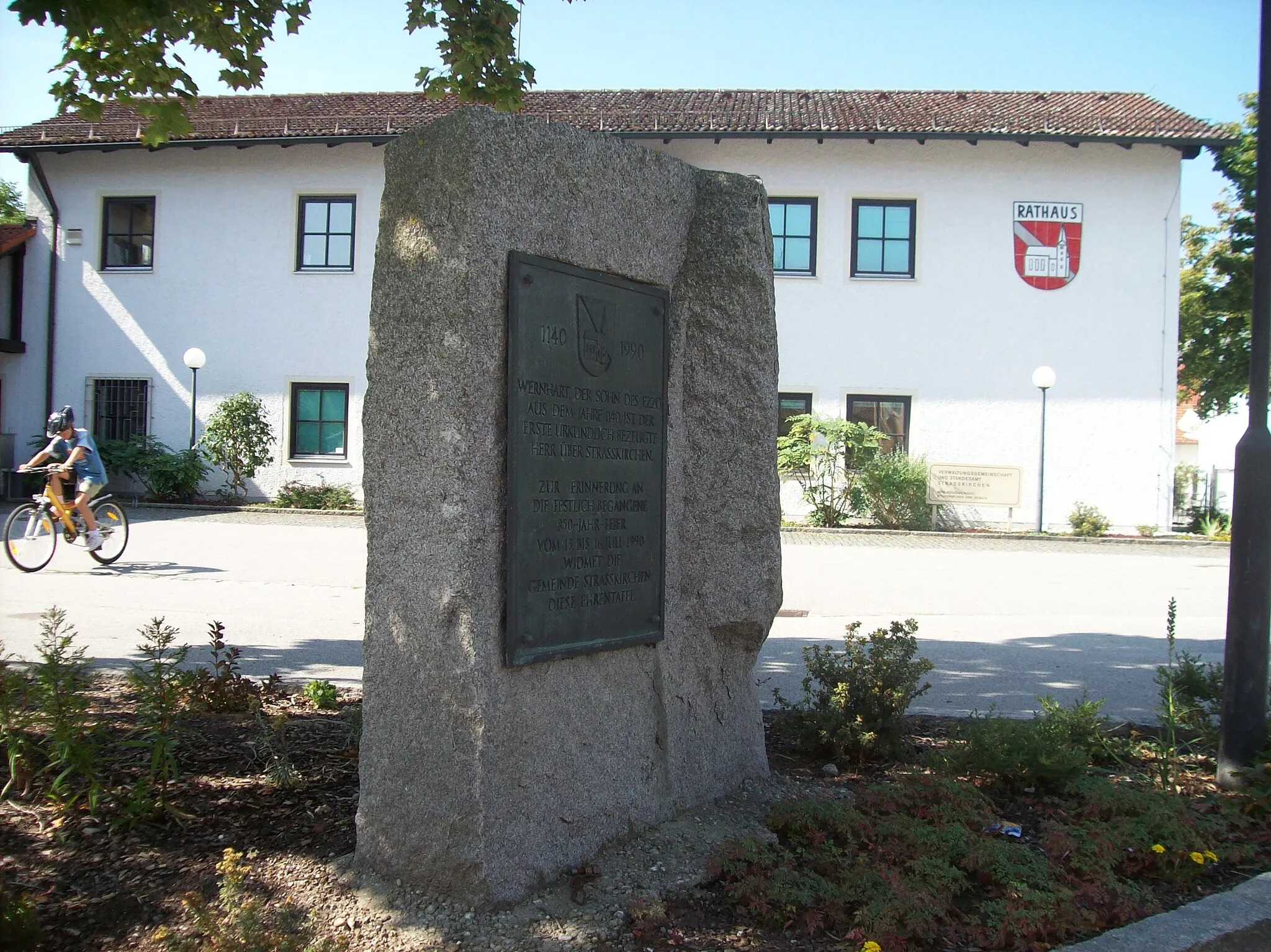 Photo showing: Straßkirchen: Rathaus mit Gedenkstein 1140/1990