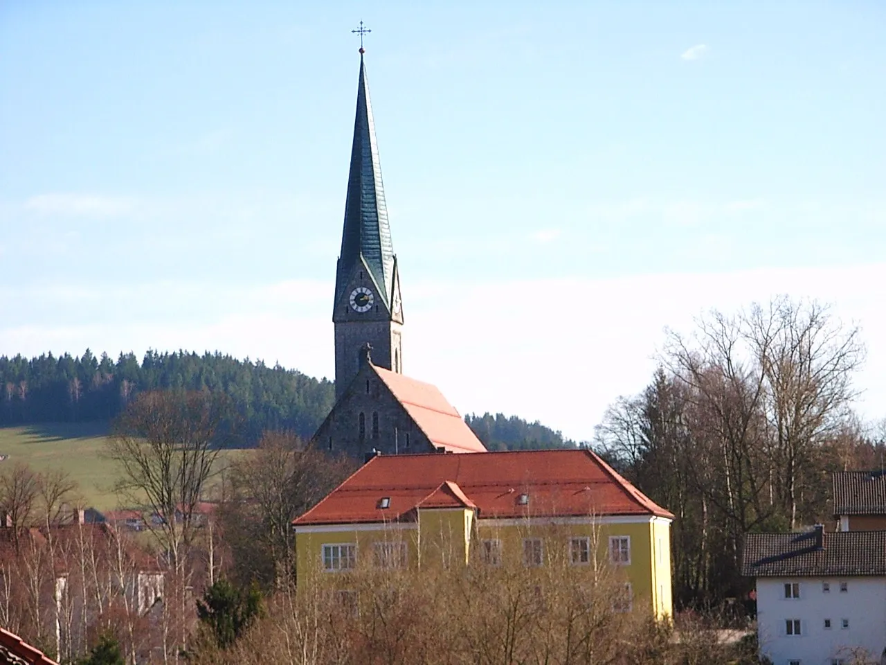 Photo showing: Teisnach, town hall and St Margaret Parish Church from north-east.