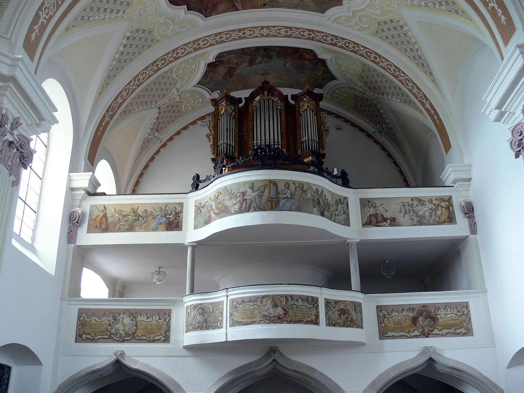 Photo showing: Saint Michael parish church in Untergriesbach. Church gallery ( 1753 ) with organ.