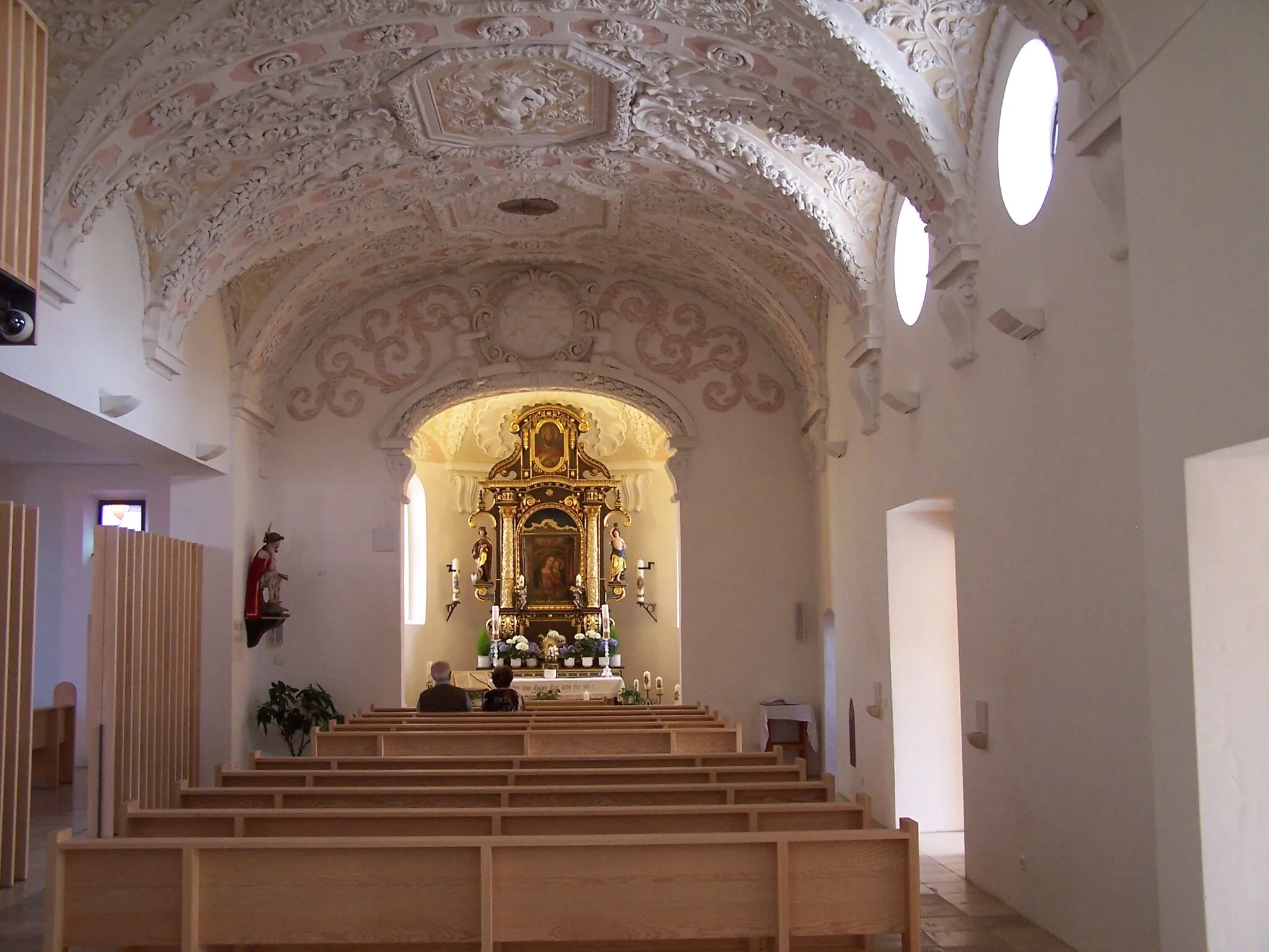 Photo showing: Wörth an der Isar. Landshuter Straße 55. Katholische Pfarrkirche St. Laurentius. 
Ursprünglich romanische Anlage, Westchor und Teile der Langhausmauern in den barocken Erweiterungsbau Ende 17. Jahrhundert übernommen. Die alte Kirche mit reicher Stuckdecke steht quer zum Erweiterungsbau. Der Chor ist geostet.