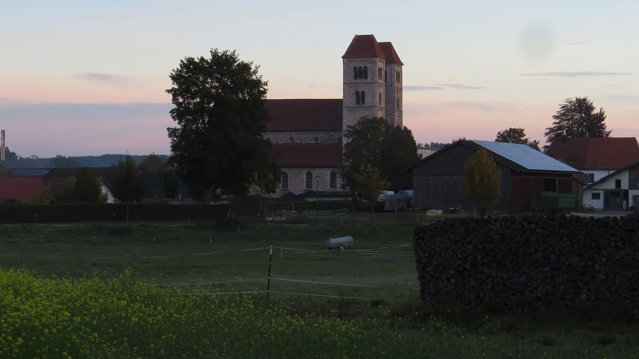 Photo showing: Romanische Basilika in der Morgendämmerung