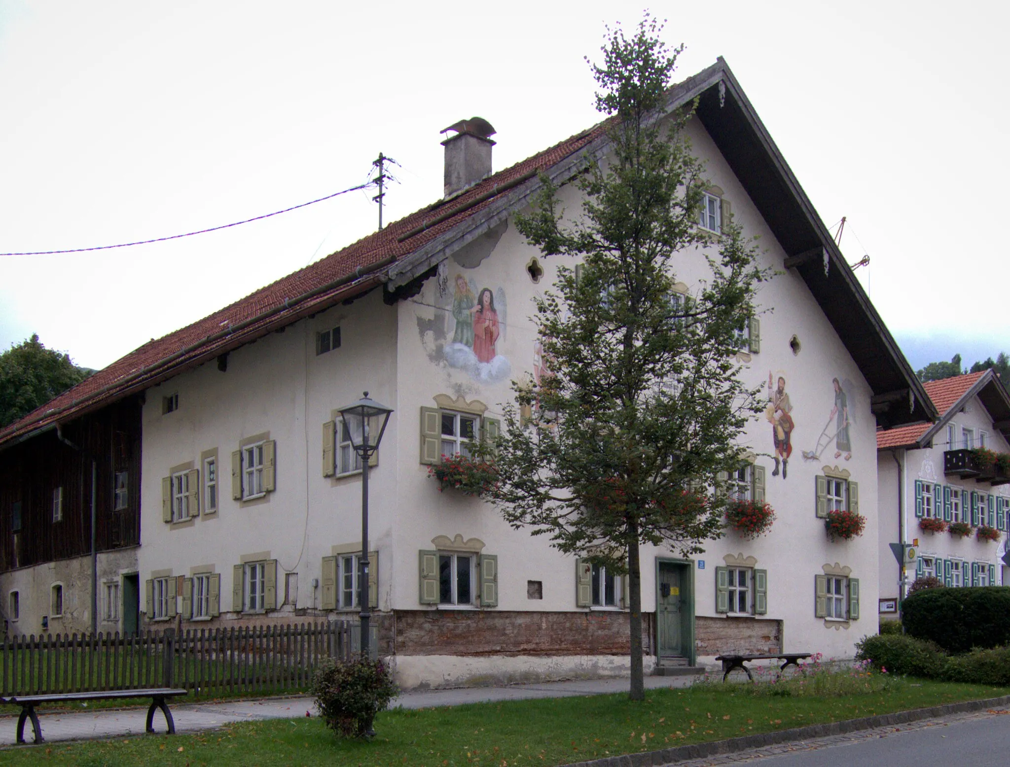 Photo showing: Baudenkmal D-1-80-112-49 in Bad Kohlgrub. Überblick über das Gebäude aus Nord