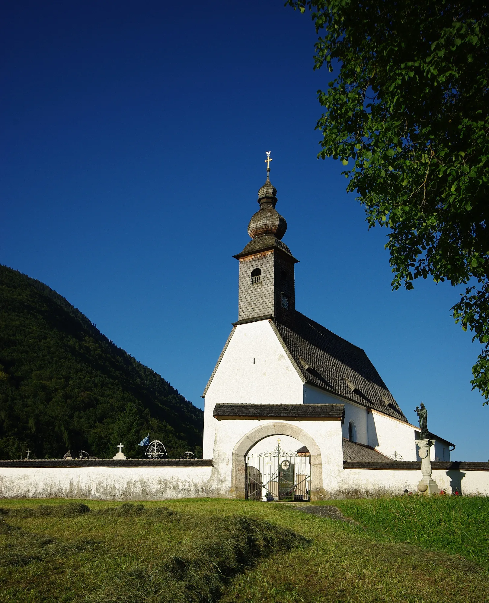 Photo showing: Nonn 44, 83435 Bad Reichenhall
Kath. Pfarrkirche St. Georg (Nonn)

Ansicht von Westen mit Friedhofseingang