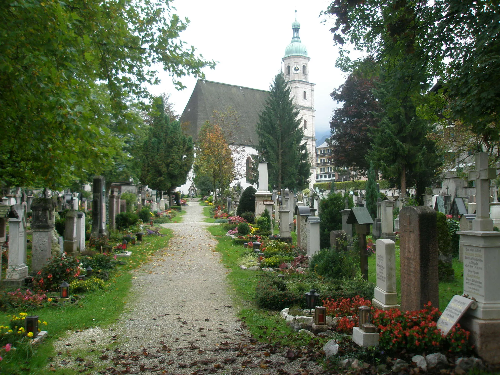Photo showing: Alter Friedhof in Berchtesgaden, im Hintergrund die Franziskanerkirche