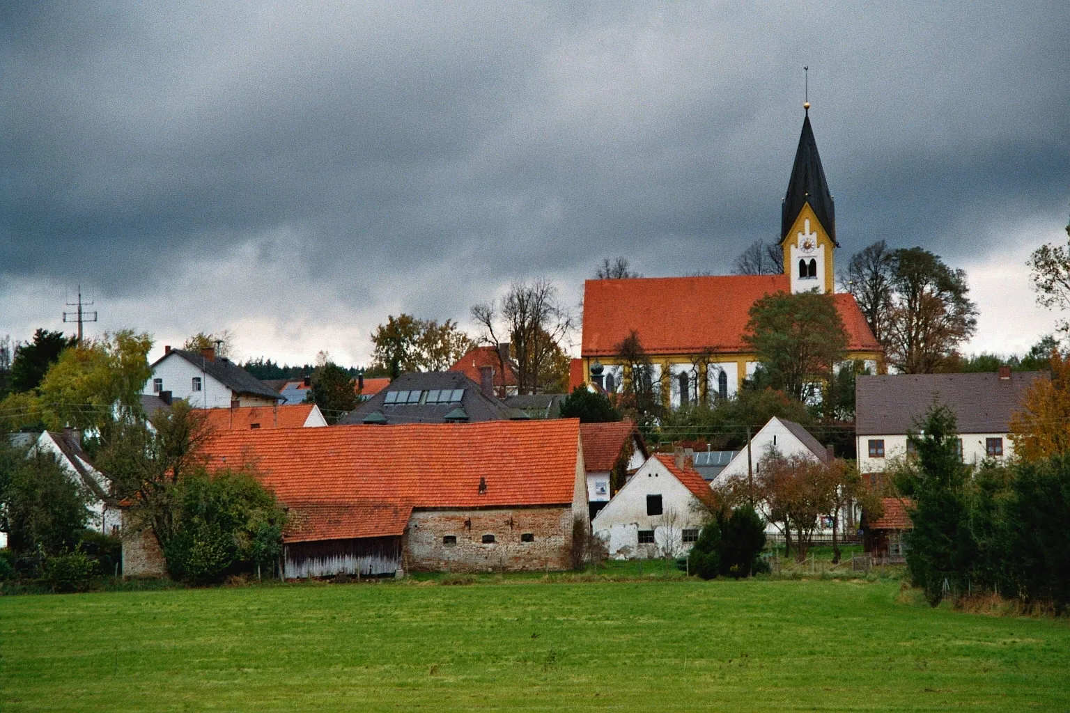 Photo showing: View of Ehekirchen with the Roman catholic Saint Stephen church. Ehekirchen, District Neuburg-Schrobenhausen, Bavaria, Germany.