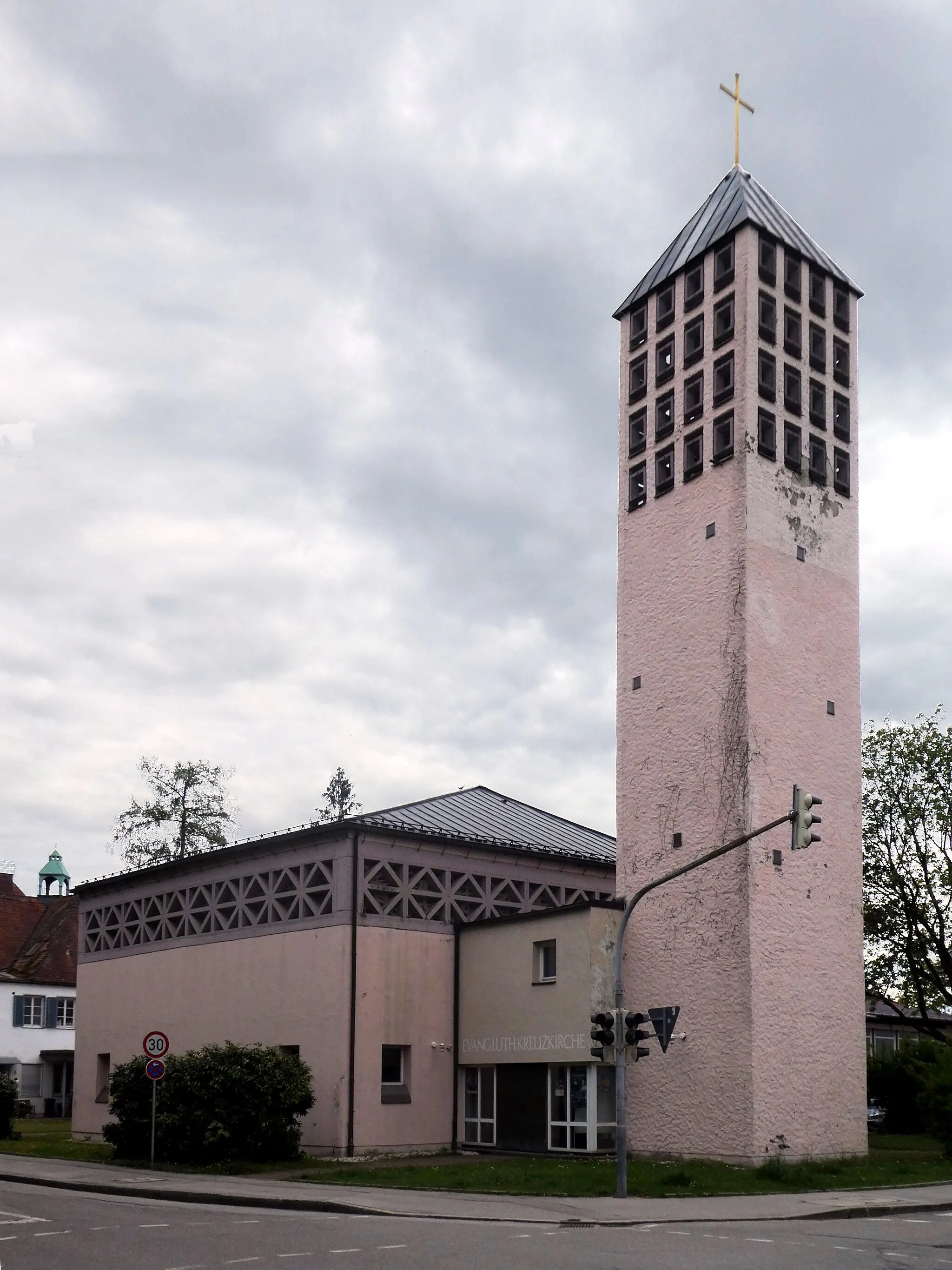 Photo showing: Freilassing, Kreuzkirche von Nordwesten.