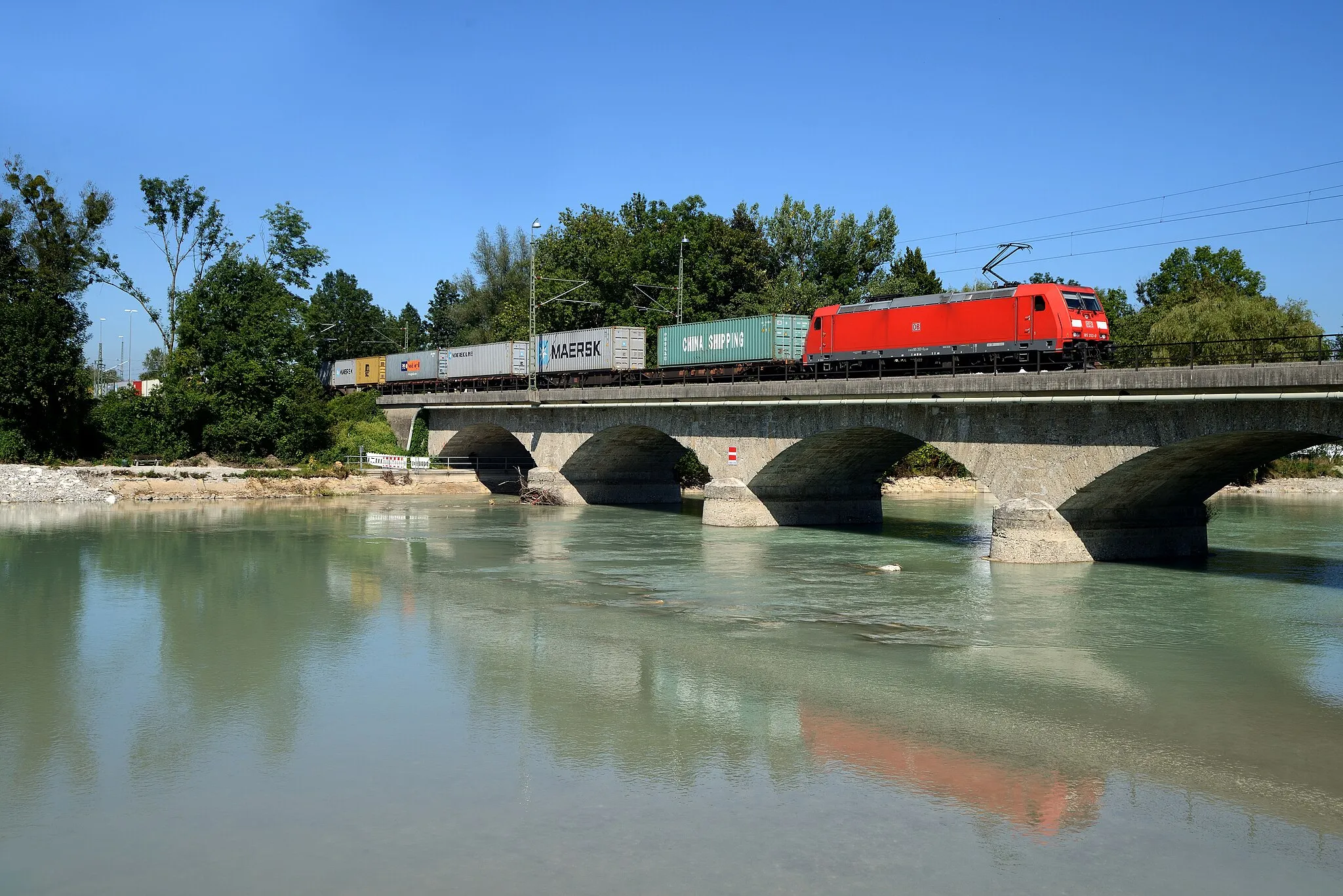 Photo showing: Electric locomotives 185 353 of the German railway company "Deutsche Bahn AG" on the bridge over the Saalach river near Salzburg. The bridge connects Wals-Sieznehiem, a village in the Austrian state of Salzburg (next to the border with the city of Salzburg) with the German town Freilassing.