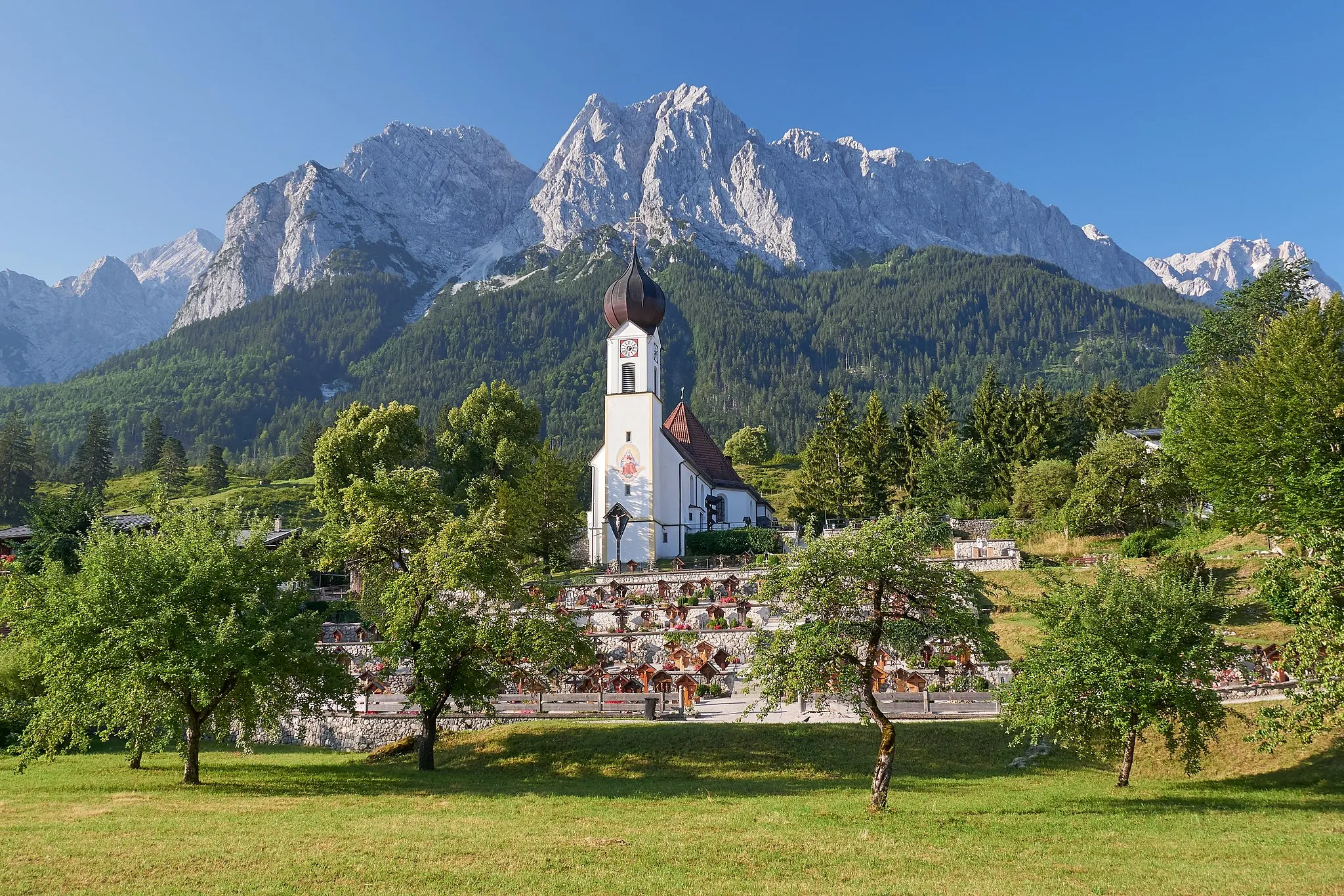 Photo showing: Church "St. Johannes der Täufer" in Obergrainau. View of Alpspitze, Waxenstein, and Zugspitze.