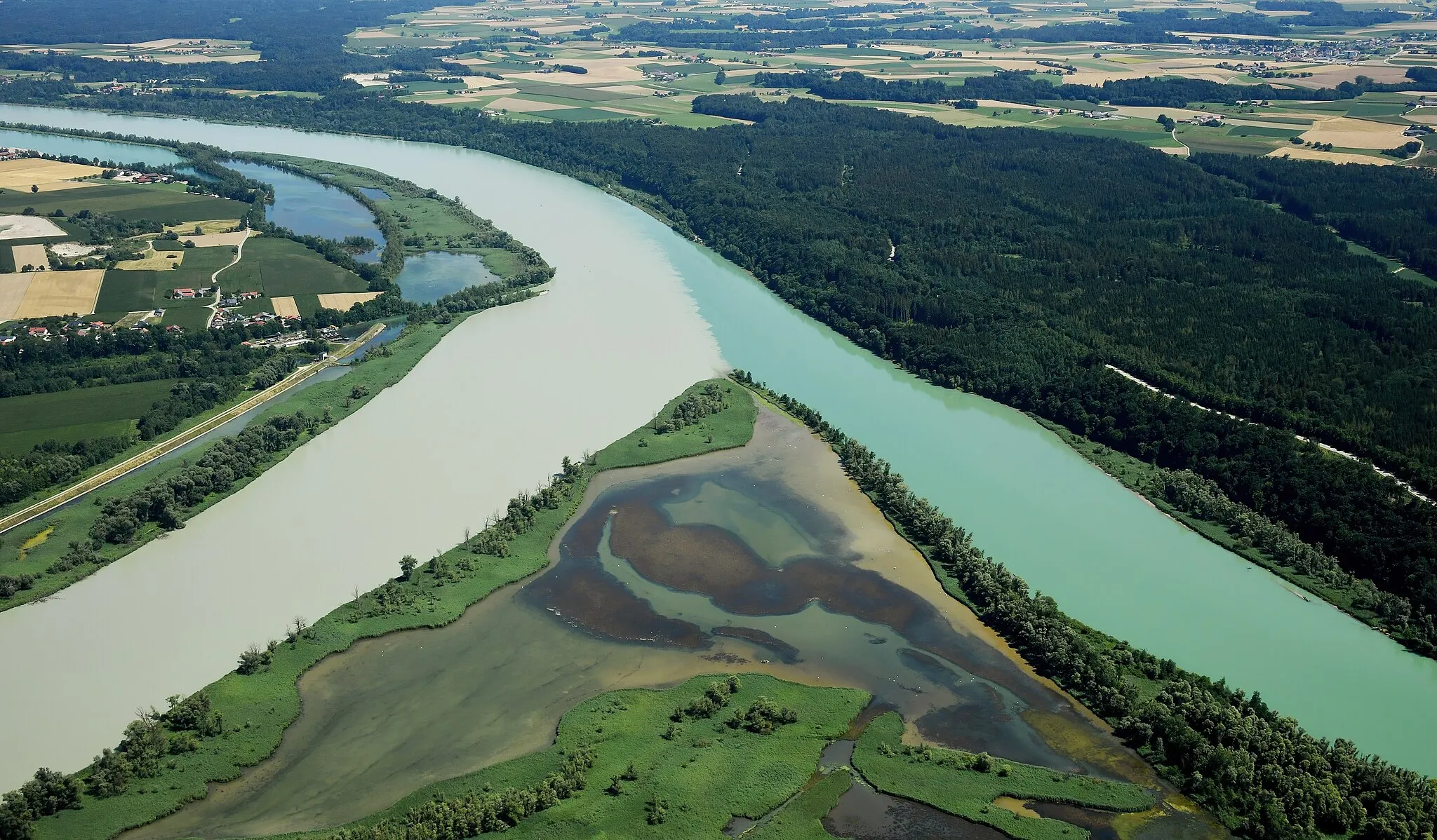 Photo showing: Aerial image of the confluence of the Inn (left) and Salzach (right) rivers (view from the west)