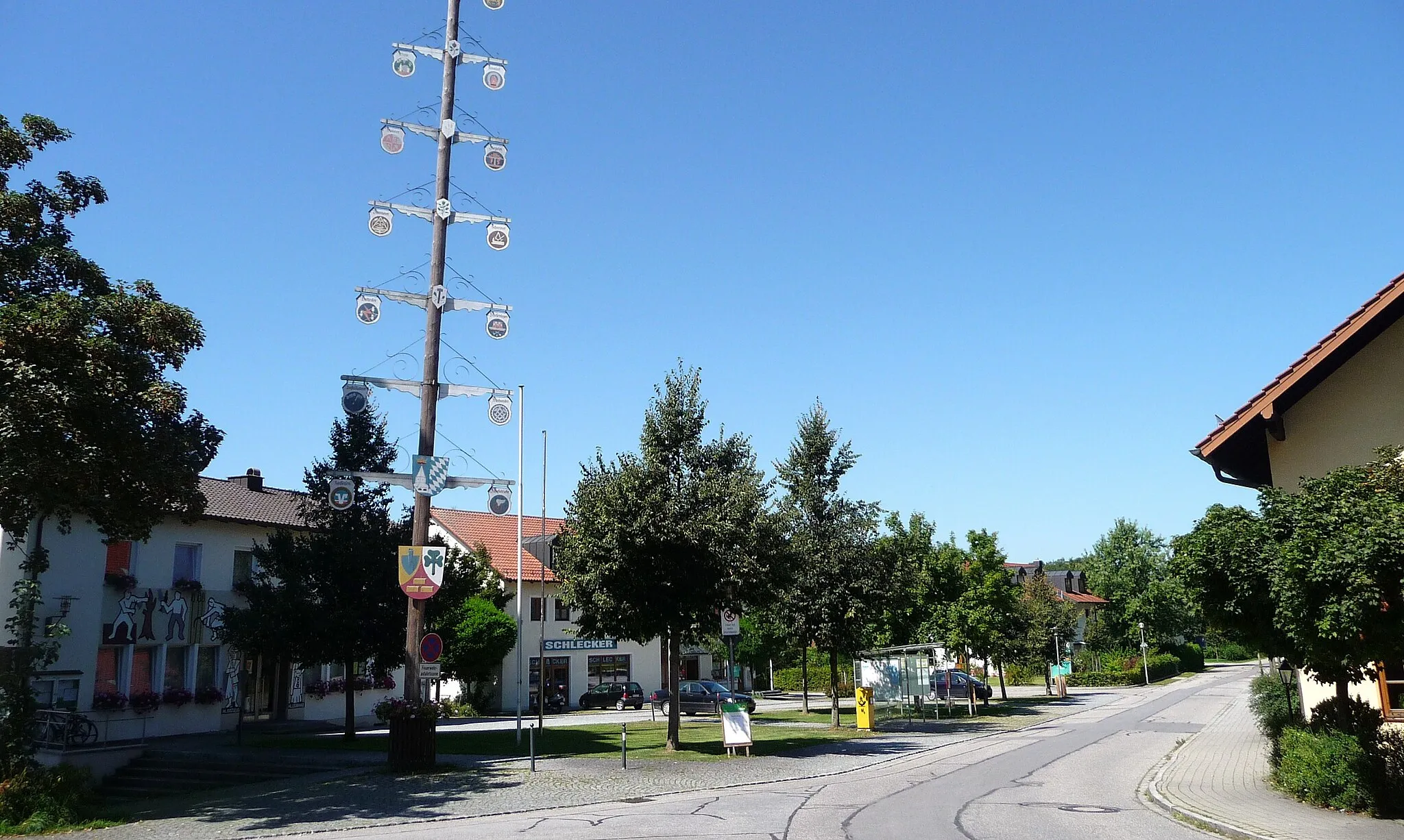 Photo showing: Der Dorfplatz von Kastl, links das Rathaus