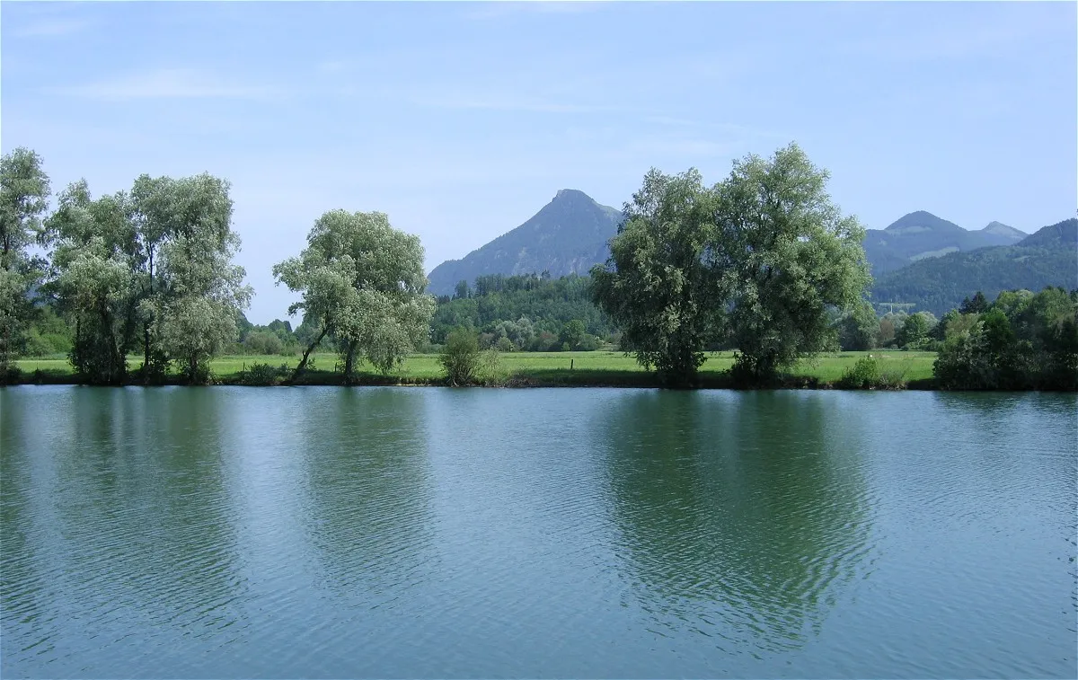 Photo showing: Kreuthsee, Kiefersfelden, Badesee, im Hintergrund das Kranzhorn