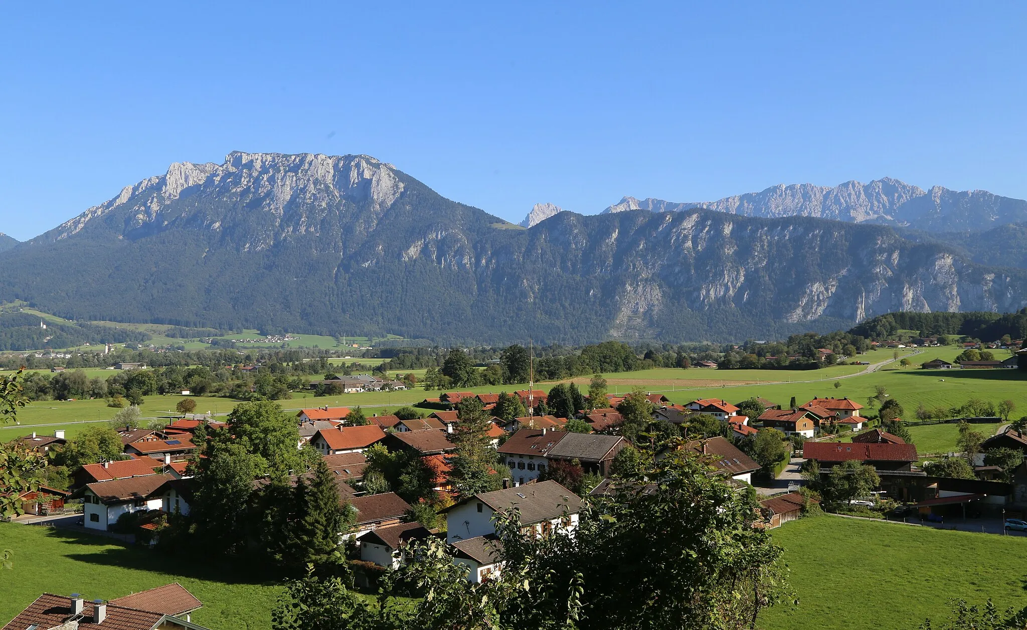 Photo showing: Blick auf Mühlbach, Kiefersfelden; im Hintergrund das Kaisergebirge