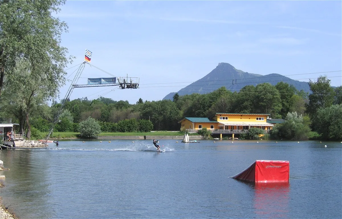 Photo showing: Hödenauersee, Kiefersfelden, Wasserskianlage, im Hintergrund das Kranzhorn