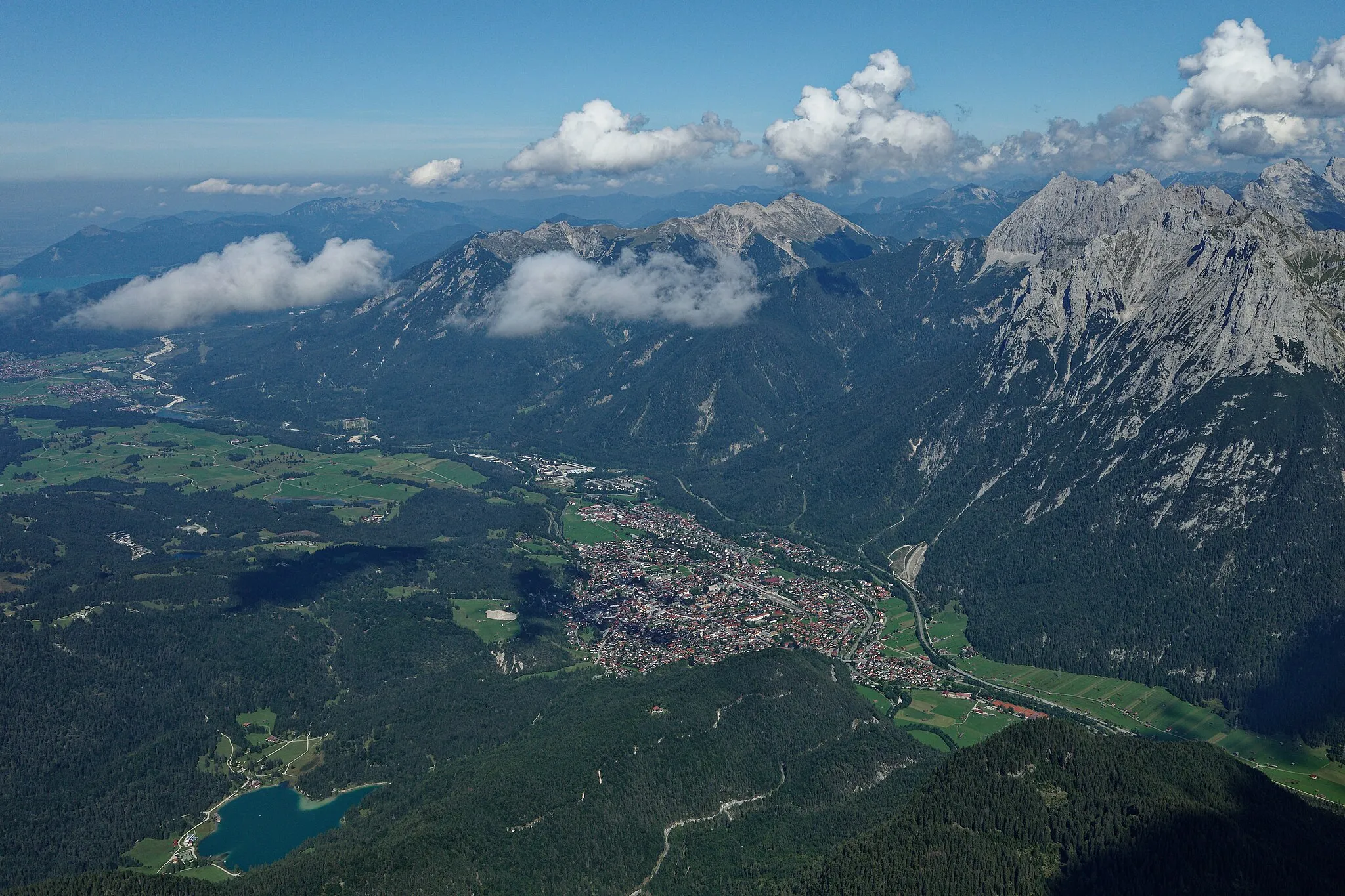 Photo showing: Aerial image of Mittenwald with lake "Lautersee" backed by the peak "Westliche Karwendelspitze" from westerly direction in september 2022