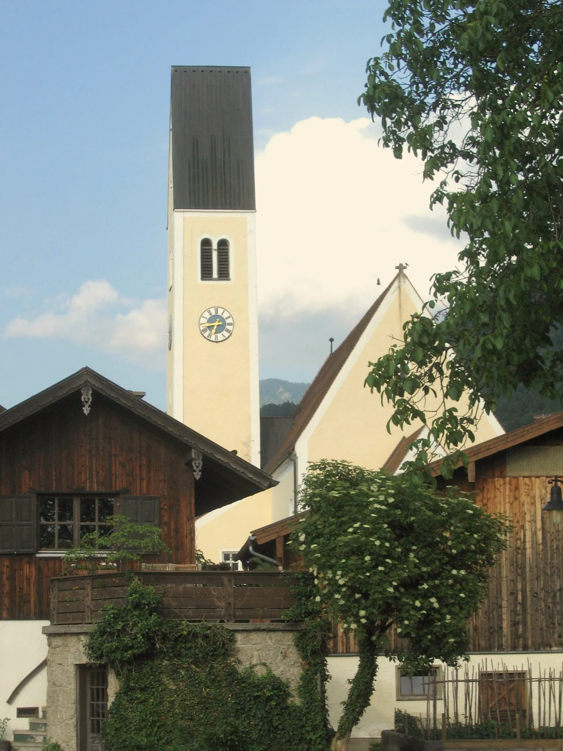 Photo showing: Nußdorf am Inn, view of Saint Vitus' Parish Church from west.