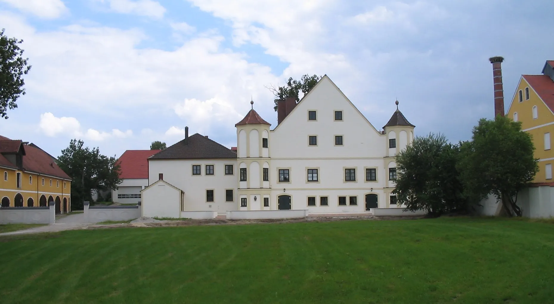 Photo showing: Summary
Bildbeschreibung: de:Törring´sches Schloss in de:Pörnbach
Quelle: selbst fotografiert
Fotograf: de:Benutzer:Eppasandas
Datum: Juli 2006
