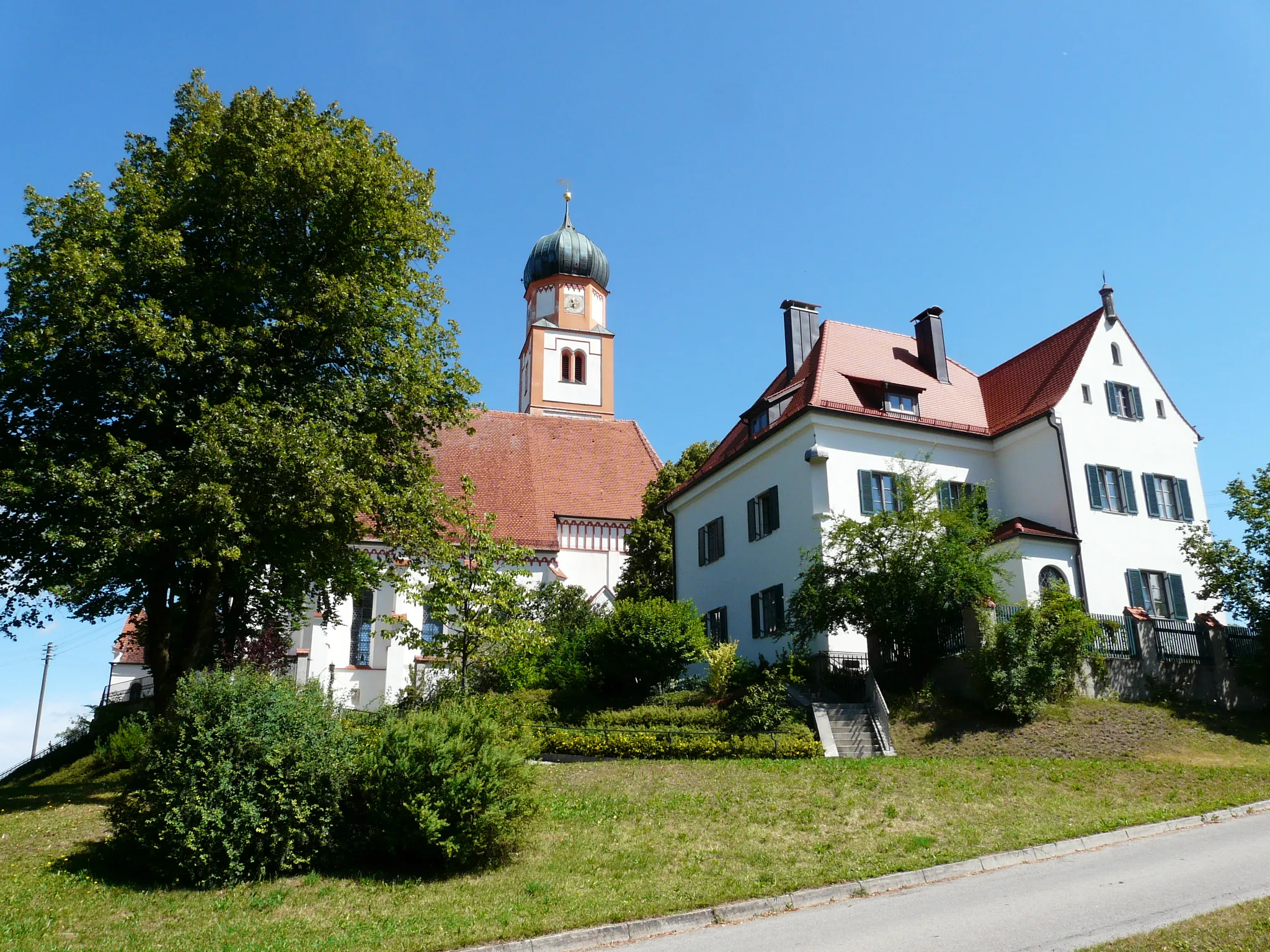 Photo showing: Pfarrhaus und Kirche St. Peter und Paul in Prittriching