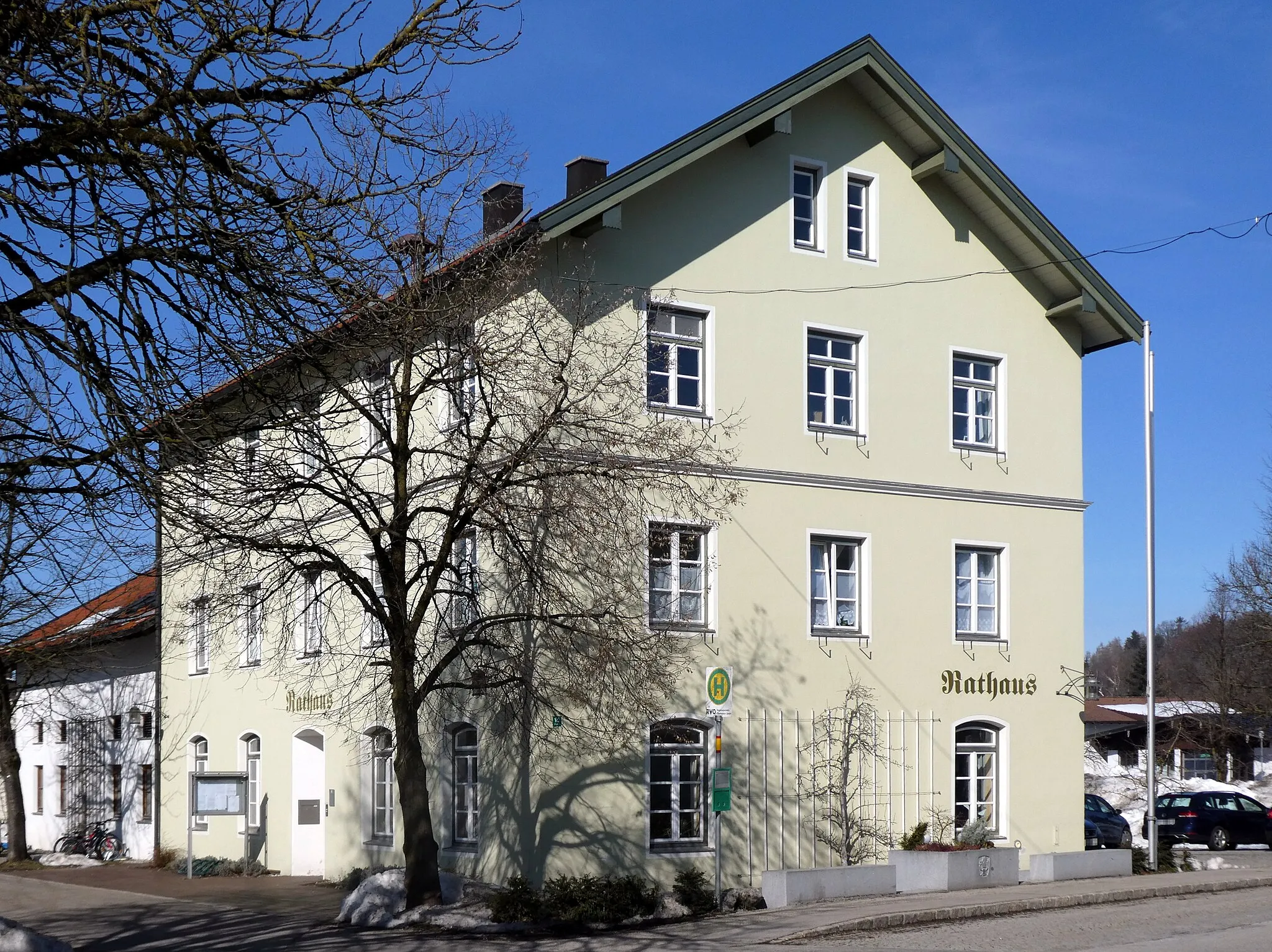 Photo showing: Vachendorf (Lkr. Traunstein), das Rathaus von Südosten gesehen.