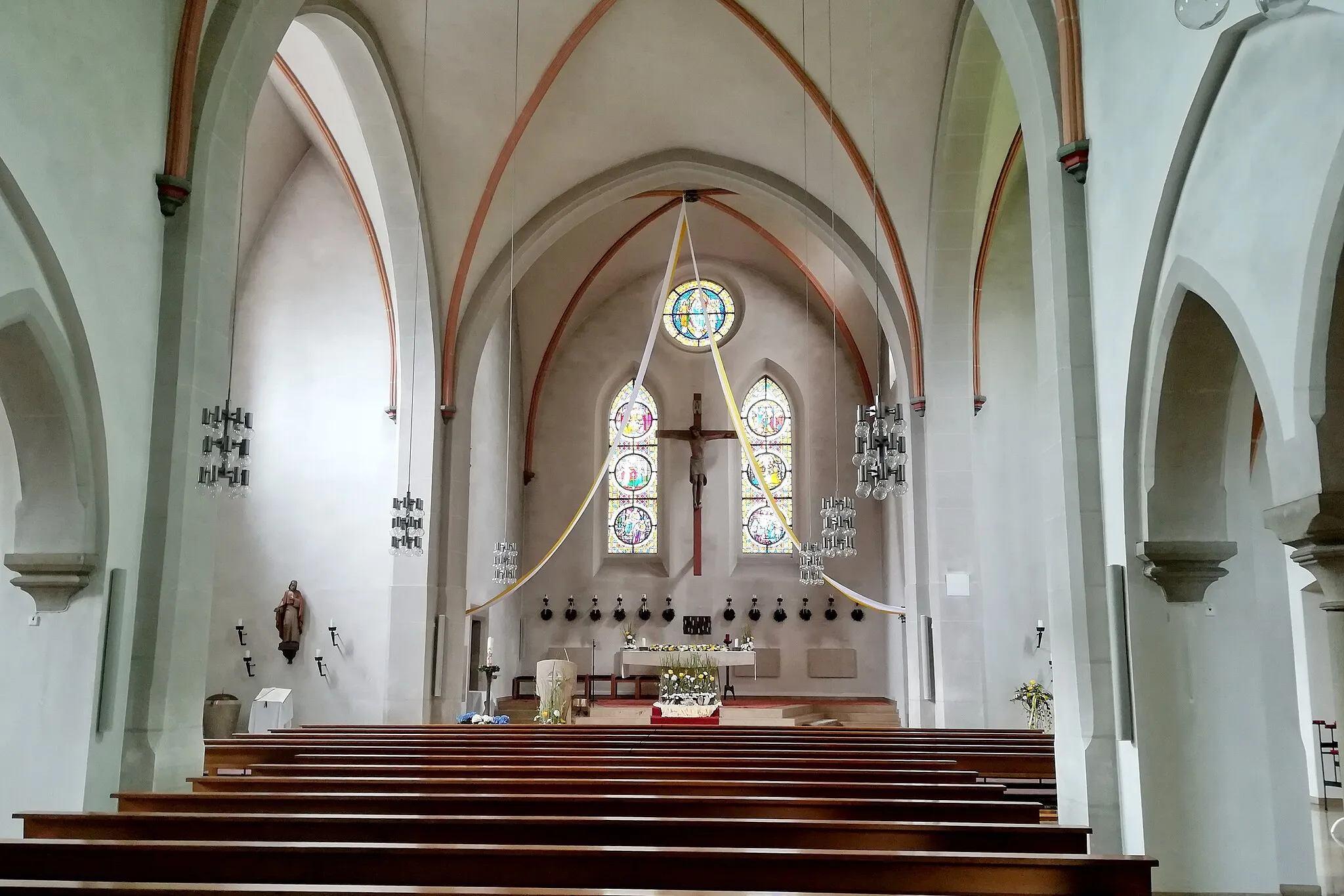 Photo showing: Basilika mit Ostquerhaus, viergeschossiger Chorseitenturm mit Spitzhelm, Sakristeianbau, umlaufend mit steinsichtigen Streben besetzt, neugotisch 1874–75, Pläne vom Regensburger Domvikar Georg Dengler, mit Ausstattung.