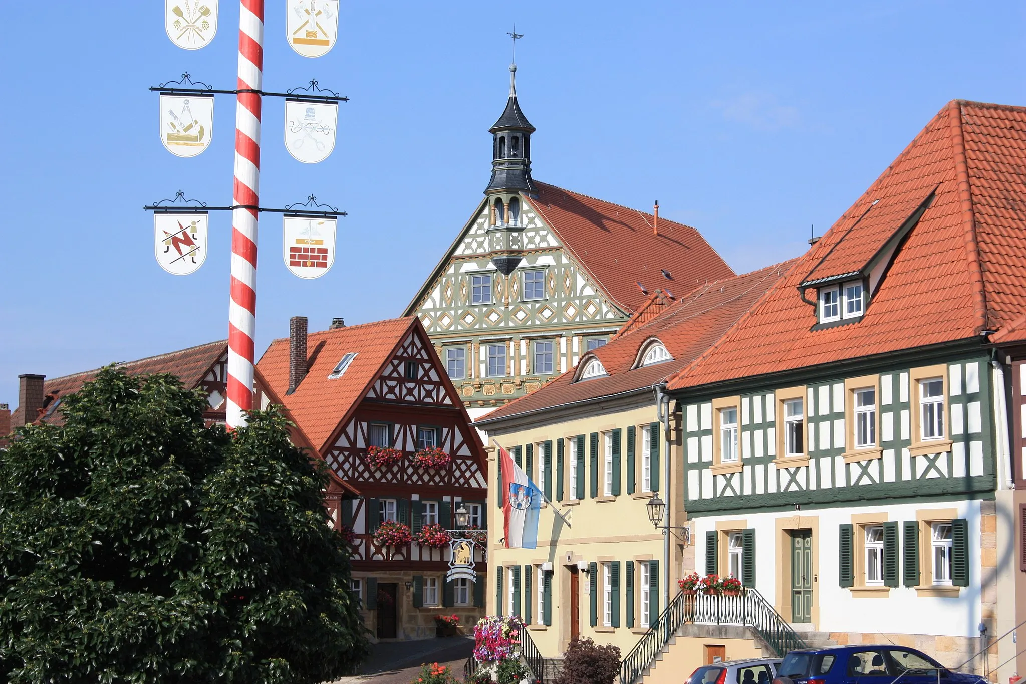 Photo showing: "Offizielles" Bild der Stadt Burgkunstadt von der historischen Häuserzeile am Markzplatz mit Schustermuseum; oben im Hintergrund das Rathaus, kurz nach Abschluss der Renovierungsarbeiten.