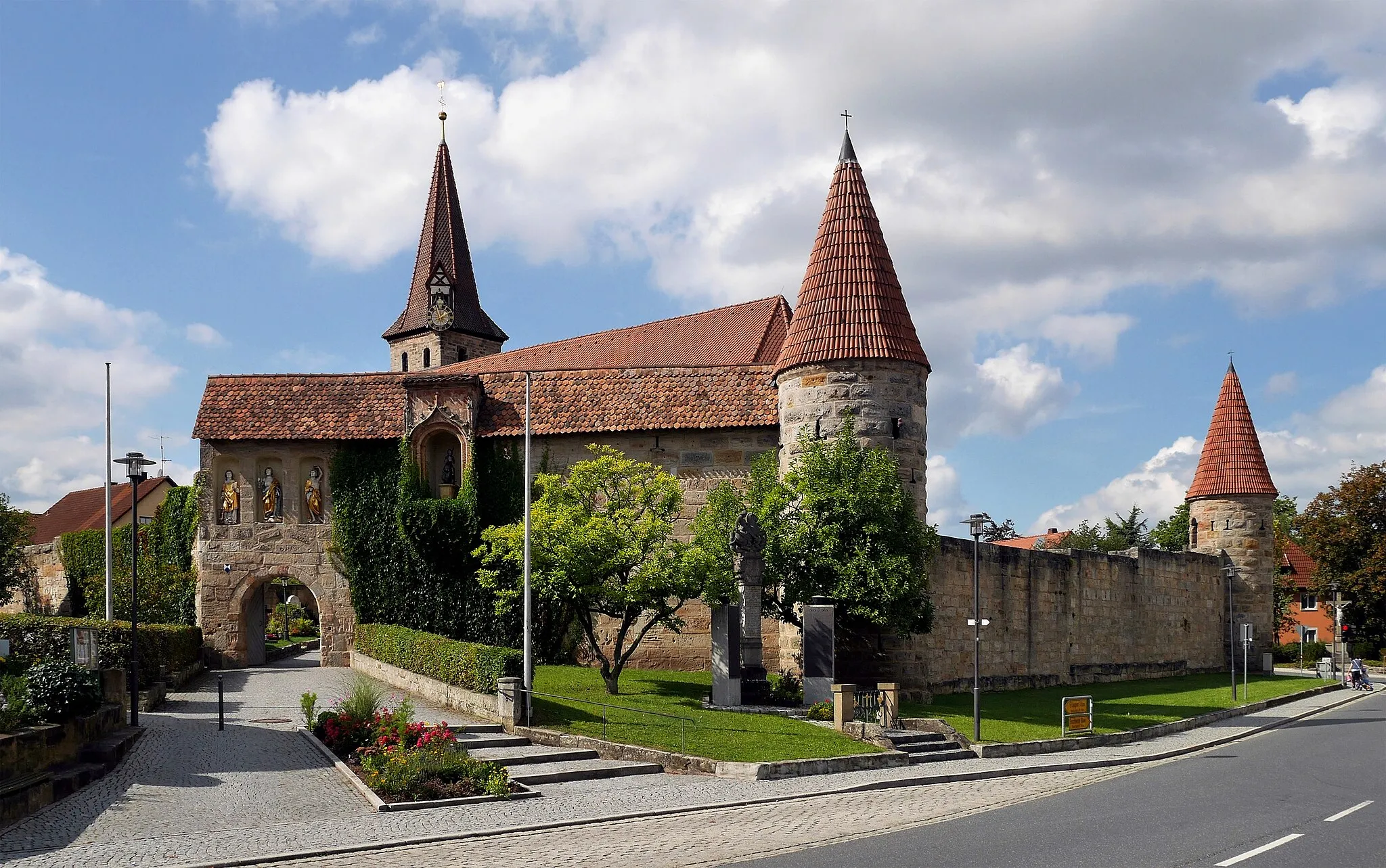 Photo showing: Die Kirchenburg Effeltrich befindet sich mitten in Effeltrich, 20 km nördlich von Nürnberg. Die Kirchenburg wurde gegen Ende des 15. Jahrhunderts als Wehrkirche erbaut. Sie zählt mit einer Mauerlänge von 200 m, 4 Wehrtürmen und einem begehbaren Wehrgang zu den am besten erhaltenen Wehrkirchen in Oberfranken.