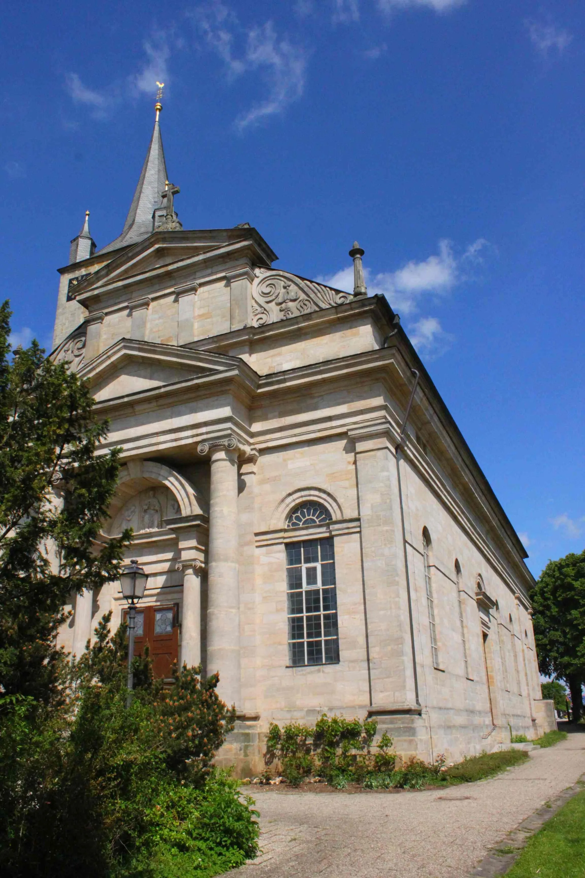 Photo showing: Die Pfarrkirche St. Martin wurde von 1827 bis 1844 von Franz Joseph Schirlinger erbaut. Sie hat einem gotischen Turm von 1305, Deckengemälden von Kaspar Schleibner und ein ungewöhnlichen Portal von Leo von Klenze.