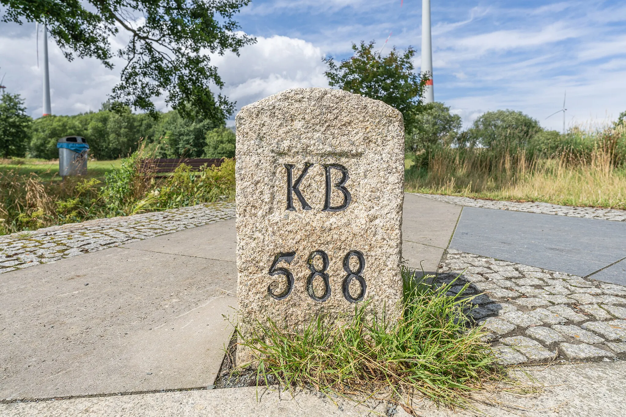Photo showing: Three Free States stone at the corners of Thuringia, Saxony and Bavaria.