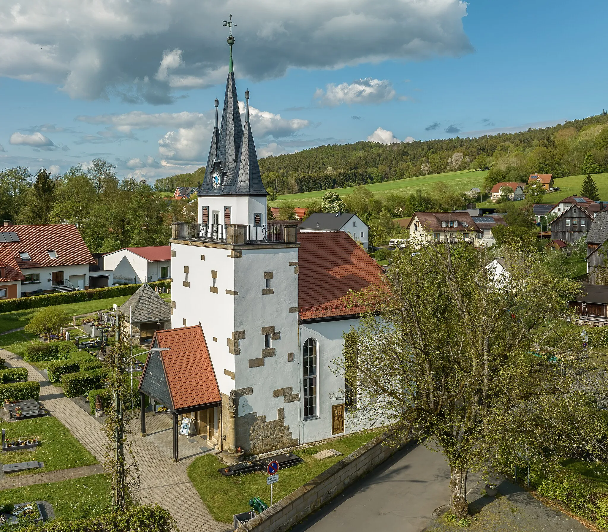 Photo showing: Bartholomew church in Glashütten near Bayreuth, aerial view