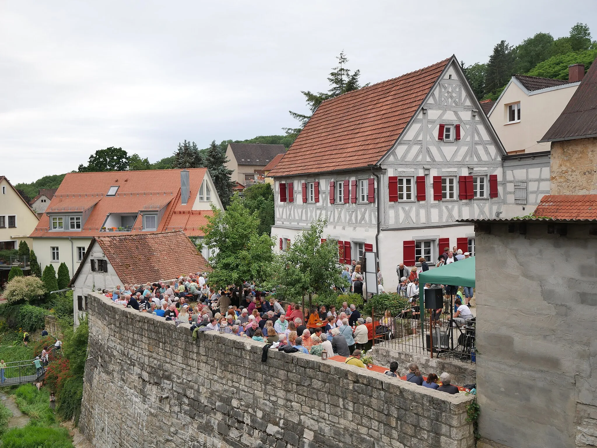 Photo showing: Alljährlich veranstalten die Gräfenberger Altstadtfreunde das Stadtgrabenfest am Standort der ehemaligen Burganlage