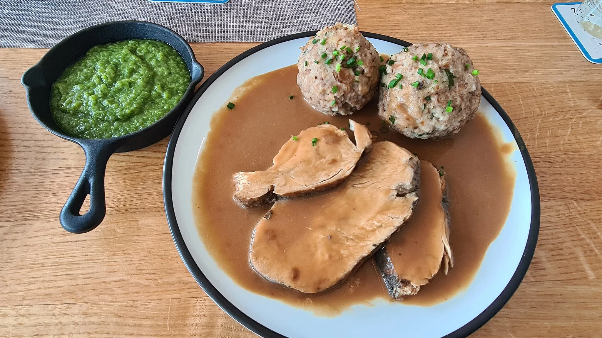 Photo showing: Roast turkey in cream sauce with bread dumplings and savoy cabbage as a side dish. Photographed at the Spezerei in Gundelsheim.