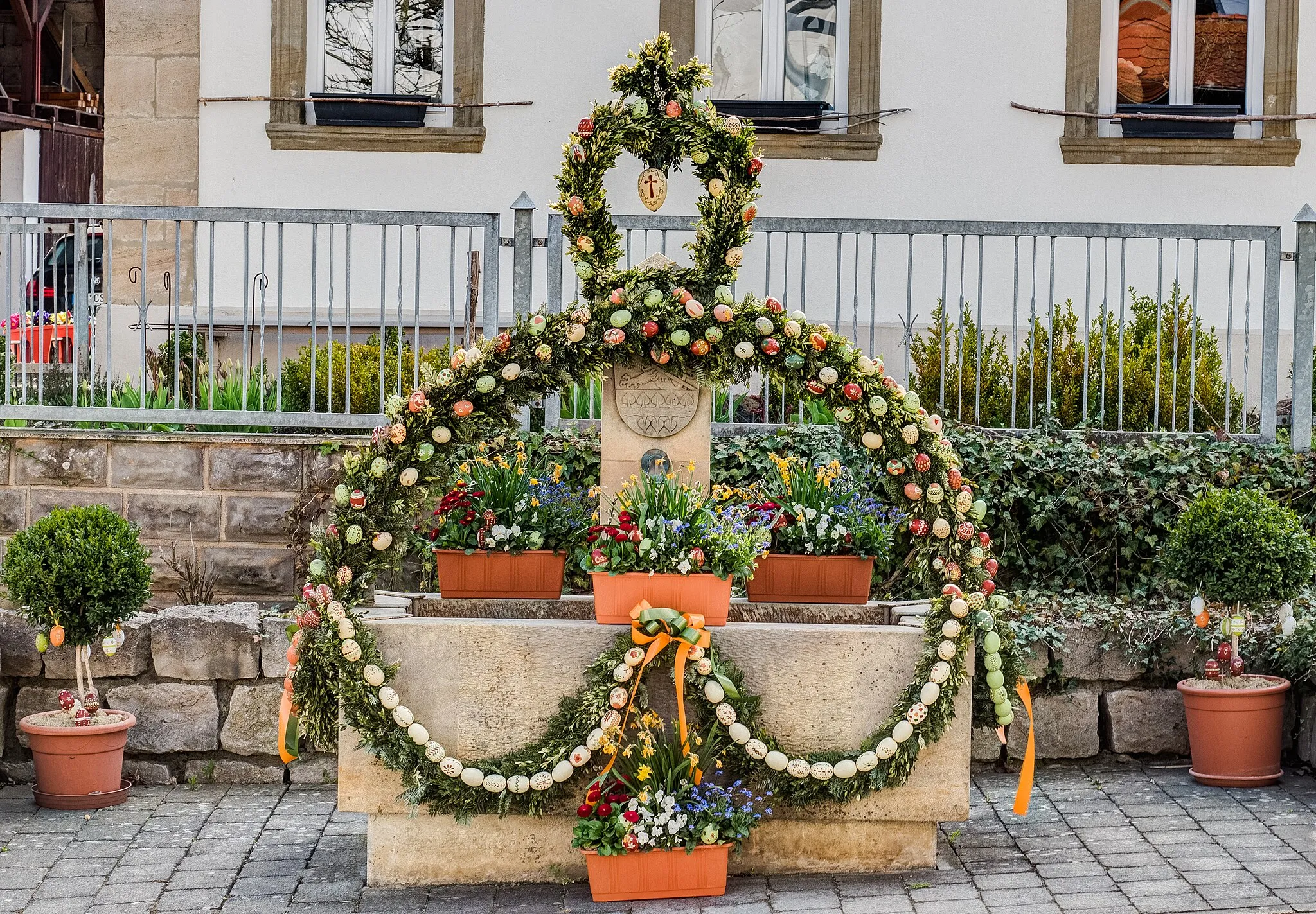 Photo showing: Easter fountain in Hallerndorf 2015