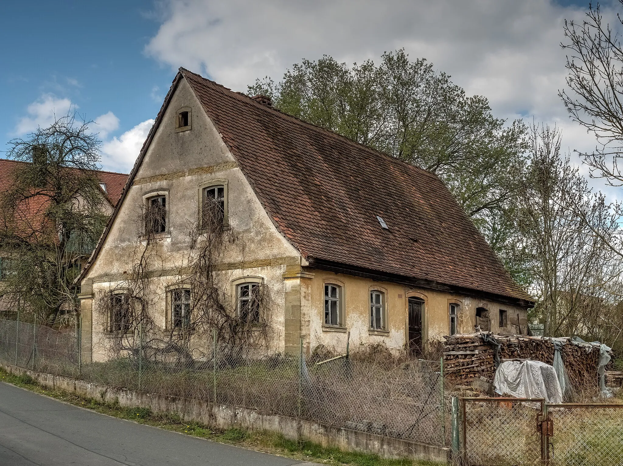 Photo showing: Dilapidated house in Hallerndorf near Forchheim