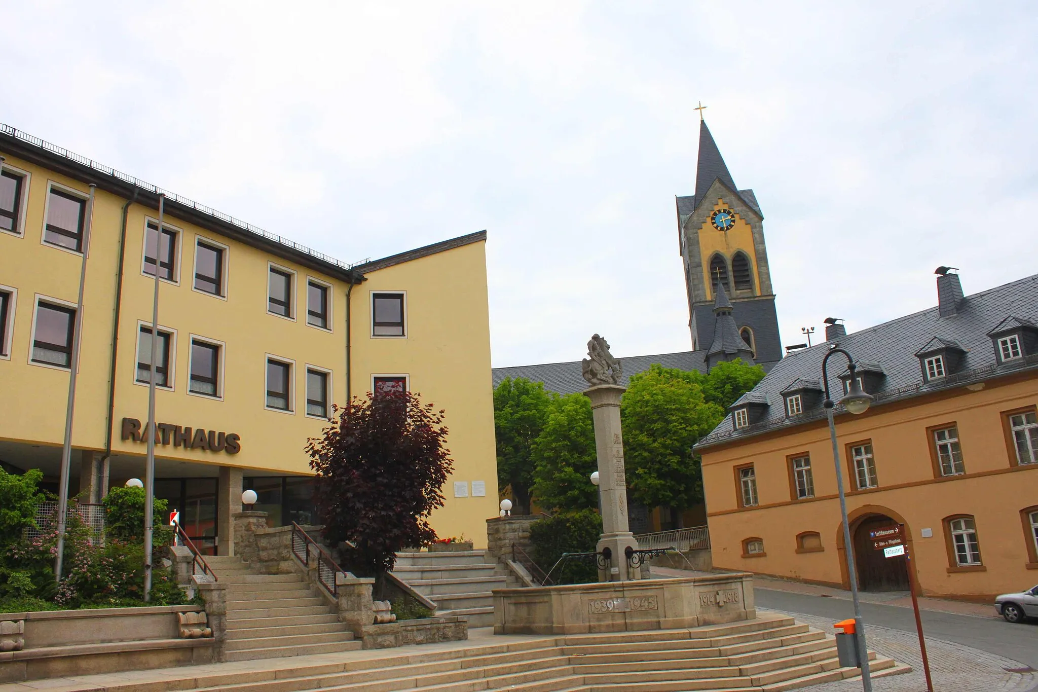 Photo showing: Blick auf das Rathaus und die Kirche im Zentrum