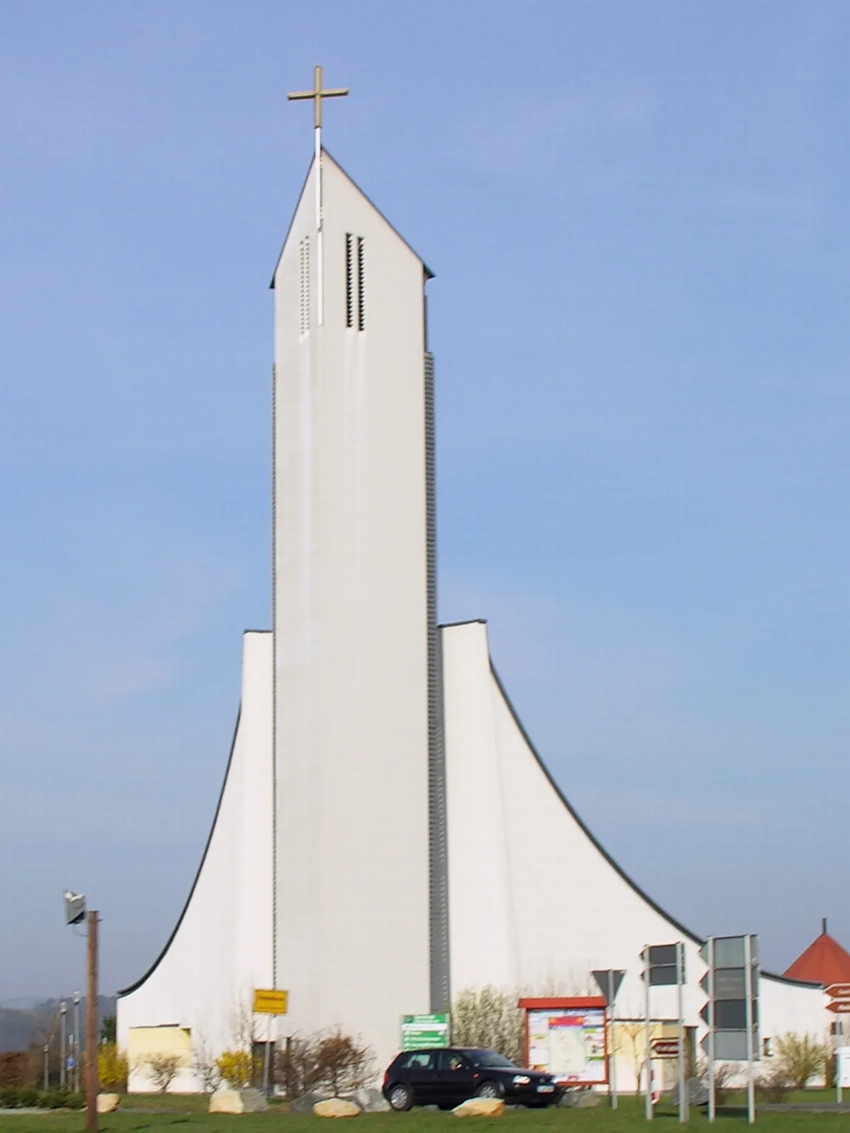 Photo showing: Ostansicht der katholischen Kirche St. Christophorus von 1998 in Himmelkron, Bayern - Foto 2012 Wolfgang Pehlemann Steinberg/Ostsee DSCN6994