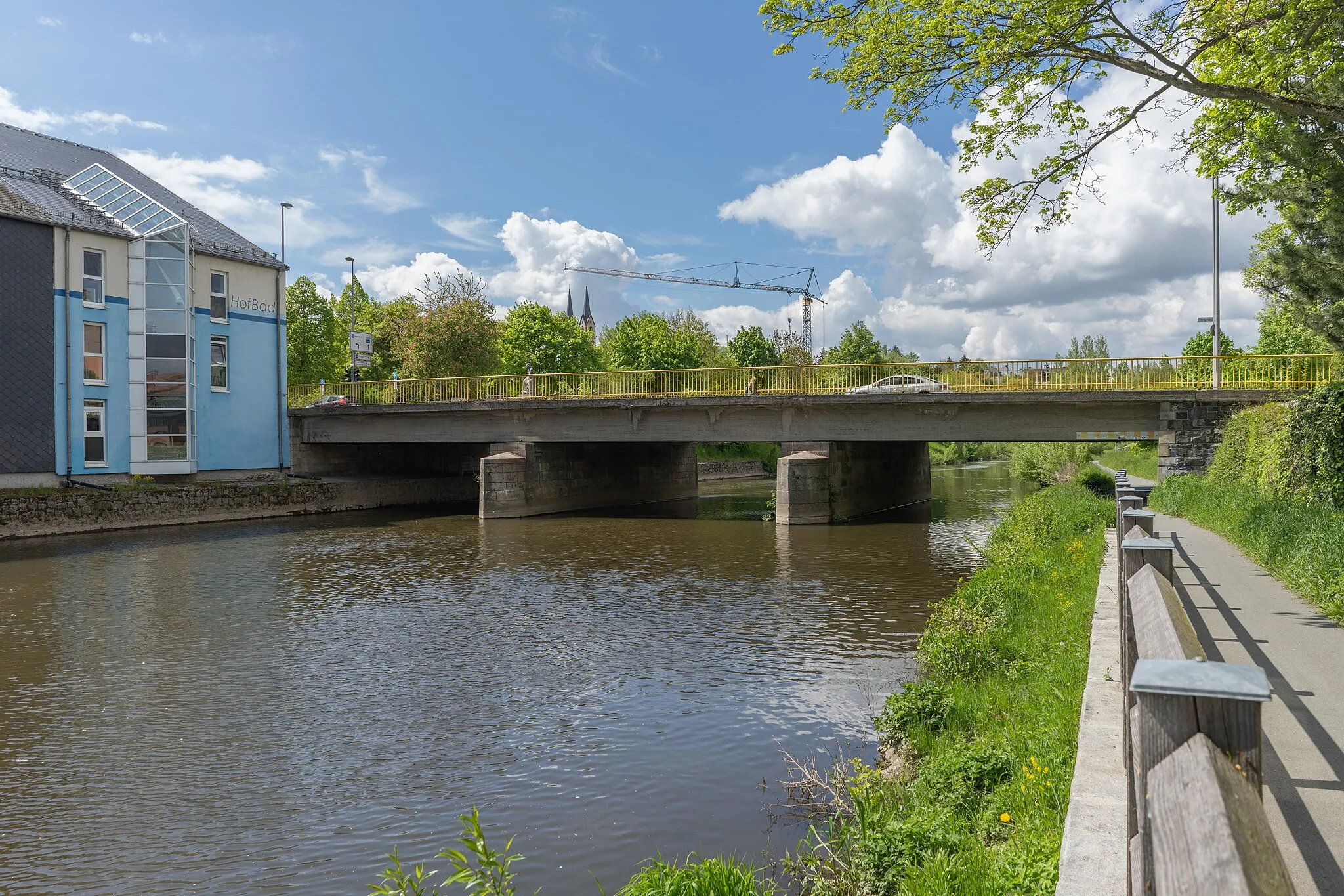 Photo showing: Friedrich Ebert bridge in Hof. On the left, the Saxon Saale.