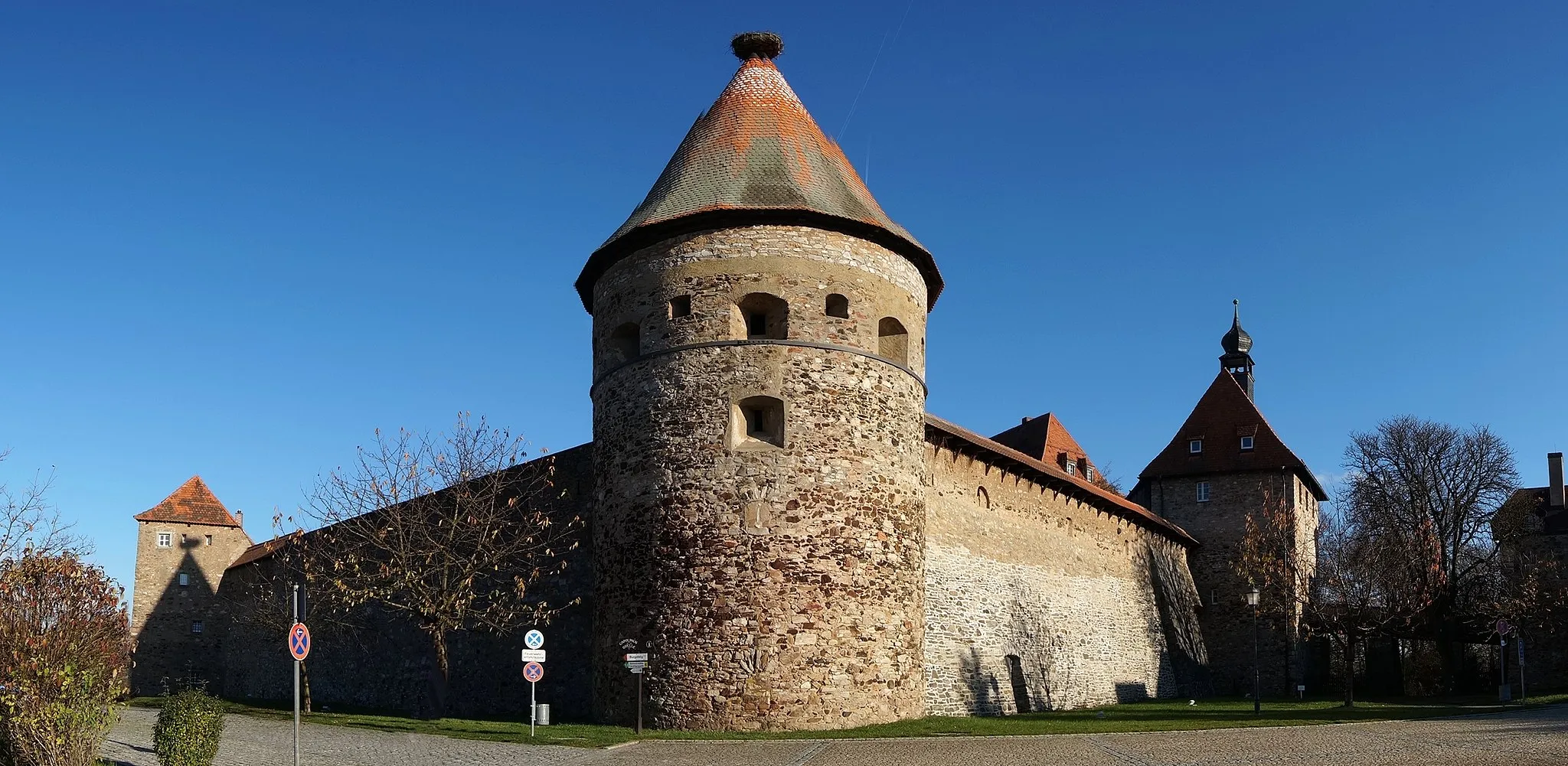 Photo showing: Deutschland, Bayern, Landkreis Wunsiedel, Ort Hohenberg an der Eger, Burg Hohenberg vom PKW-Parkplatz